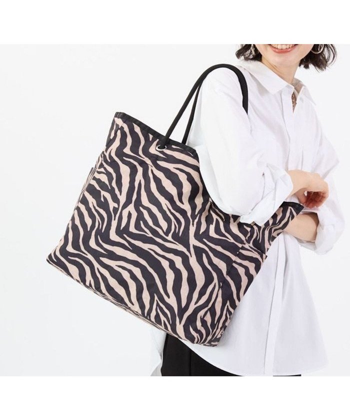 【レスポートサック/LeSportsac】のLARGE 2 WAY TOTE/ラフィアゼブラ/ブラック インテリア・キッズ・メンズ・レディースファッション・服の通販 founy(ファニー) https://founy.com/ ファッション Fashion レディースファッション Fashion for Women バッグ Bags クラシカル Classical, Vintage-Inspired シンプル Simple, Minimal プリント Print, Printed Pattern ポケット Pocket, Pocket Detail 無地 Plain, Solid Color リバーシブル Reversible, Two-Sided おすすめ Recommended / Our Picks 旅行 Travel ビジネス 仕事 通勤 Business / Work / Commuting |ID: prp329100004514516 ipo3291000000032739762