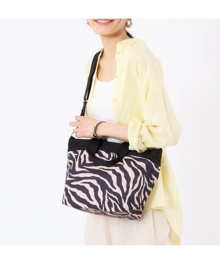 【レスポートサック/LeSportsac】のBUCKET TOTE/ラフィアゼブラ インテリア・キッズ・メンズ・レディースファッション・服の通販 founy(ファニー) https://founy.com/ ファッション Fashion レディースファッション Fashion for Women バッグ Bags クラシカル Classical, Vintage-Inspired ポケット Pocket, Pocket Detail 財布 Wallet, Purse |ID: prp329100004514519 ipo3291000000032739842