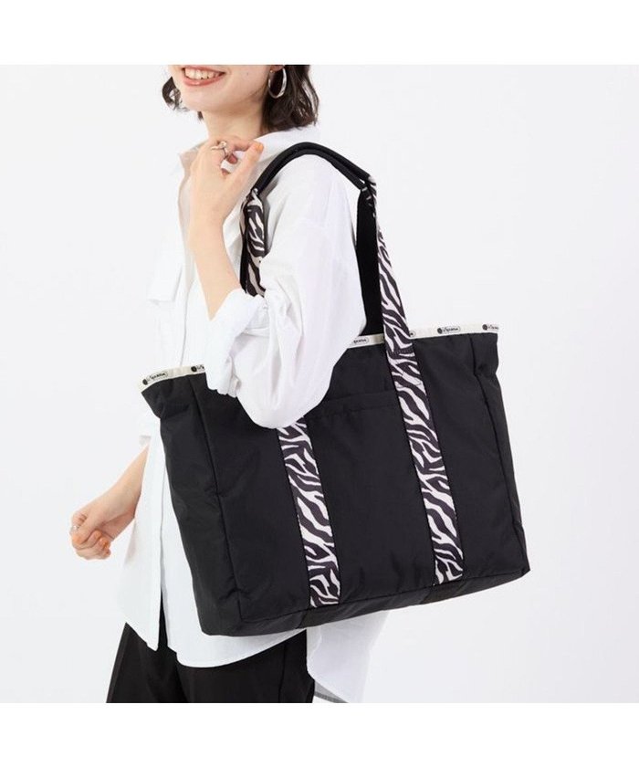 【レスポートサック/LeSportsac】のCLASSIC ZIP TOTE/ノワールゼブラ インテリア・キッズ・メンズ・レディースファッション・服の通販 founy(ファニー) https://founy.com/ ファッション Fashion レディースファッション WOMEN バッグ Bag おすすめ Recommend クッション Cushion クール Cool スクエア Square ポケット Pocket モノトーン Monotone 旅行 Travel 無地 Plain Color 雑誌 Magazine |ID: prp329100004514538 ipo3291000000031895382
