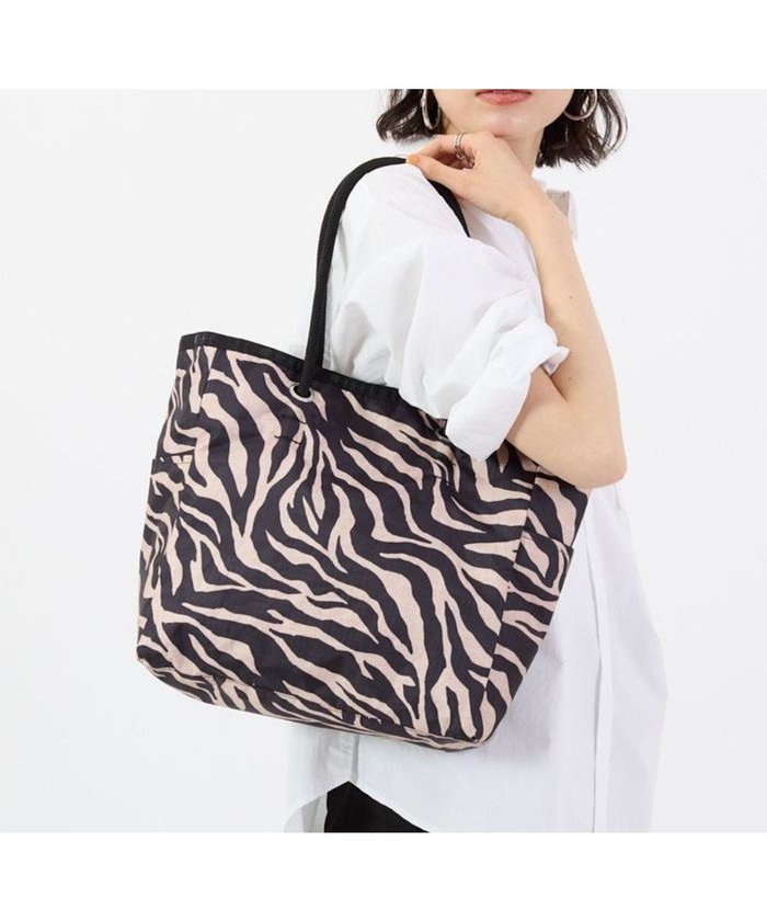 【レスポートサック/LeSportsac】のML 2 WAY TOTE /ラフィアゼブラ/ブラック インテリア・キッズ・メンズ・レディースファッション・服の通販 founy(ファニー) https://founy.com/ ファッション Fashion レディースファッション WOMEN バッグ Bag おすすめ Recommend クラシカル Classical シンプル Simple スクエア Square スマホ Smartphone プリント Print ボックス Box ポケット Pocket リバーシブル Reversible 無地 Plain Color |ID: prp329100004514547 ipo3291000000031895416