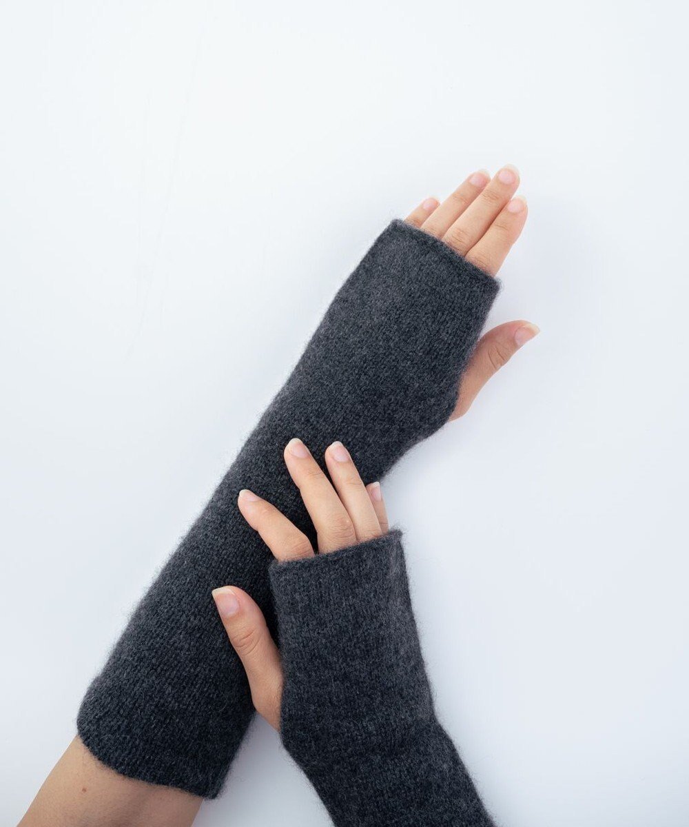 【アンドウール/AND WOOL】の〈上質な素材と手仕事から生まれた優しいニット〉カシミヤ100%アームウォーマー インテリア・キッズ・メンズ・レディースファッション・服の通販 founy(ファニー) 　ファッション　Fashion　レディースファッション　WOMEN　トップス・カットソー　Tops/Tshirt　ニット　Knit Tops　手袋　Gloves　カシミヤ　Cashmere　キャンバス　Canvas　手編み　Hand Knitting　ベーシック　Basic　A/W・秋冬　Aw・Autumn/Winter・Fw・Fall-Winter　ギフト プレゼント　Gift Present　チャコールグレー|ID: prp329100004515221 ipo3291000000031903209