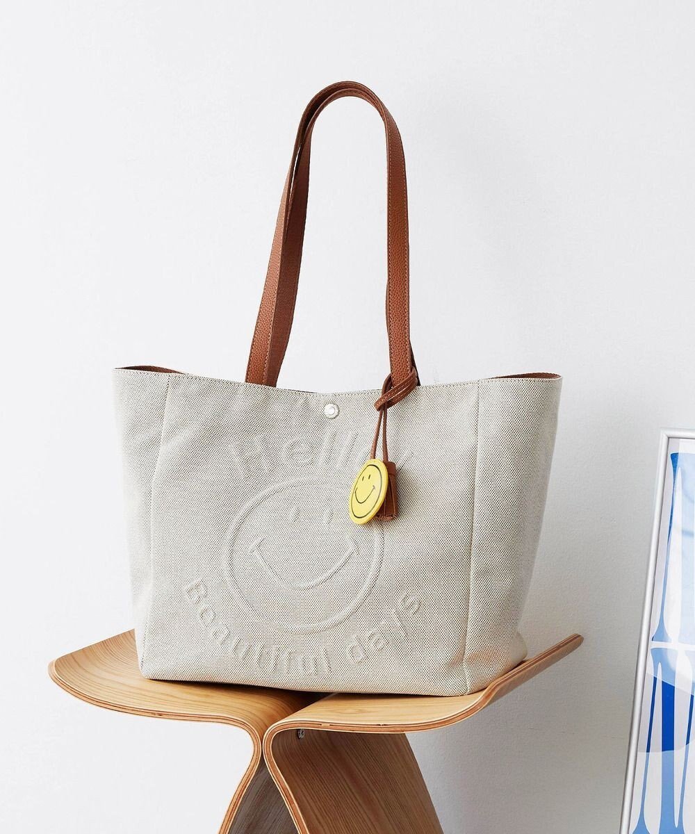 【トプカピ/TOPKAPI】の【Breath TOPKAPI】SMILE COLLECTION エンボス スマイル ビッグ トートバッグ /スマイルチャーム付き インテリア・キッズ・メンズ・レディースファッション・服の通販 founy(ファニー) 　ファッション　Fashion　レディースファッション　WOMEN　バッグ　Bag　キャンバス　Canvas　チャーム　Charm　ビッグ　Big　フラップ　Flap　フロント　Front　ポケット　Pocket　モチーフ　Motif　NEW・新作・新着・新入荷　New Arrivals　ベージュ|ID: prp329100004516498 ipo3291000000031917777