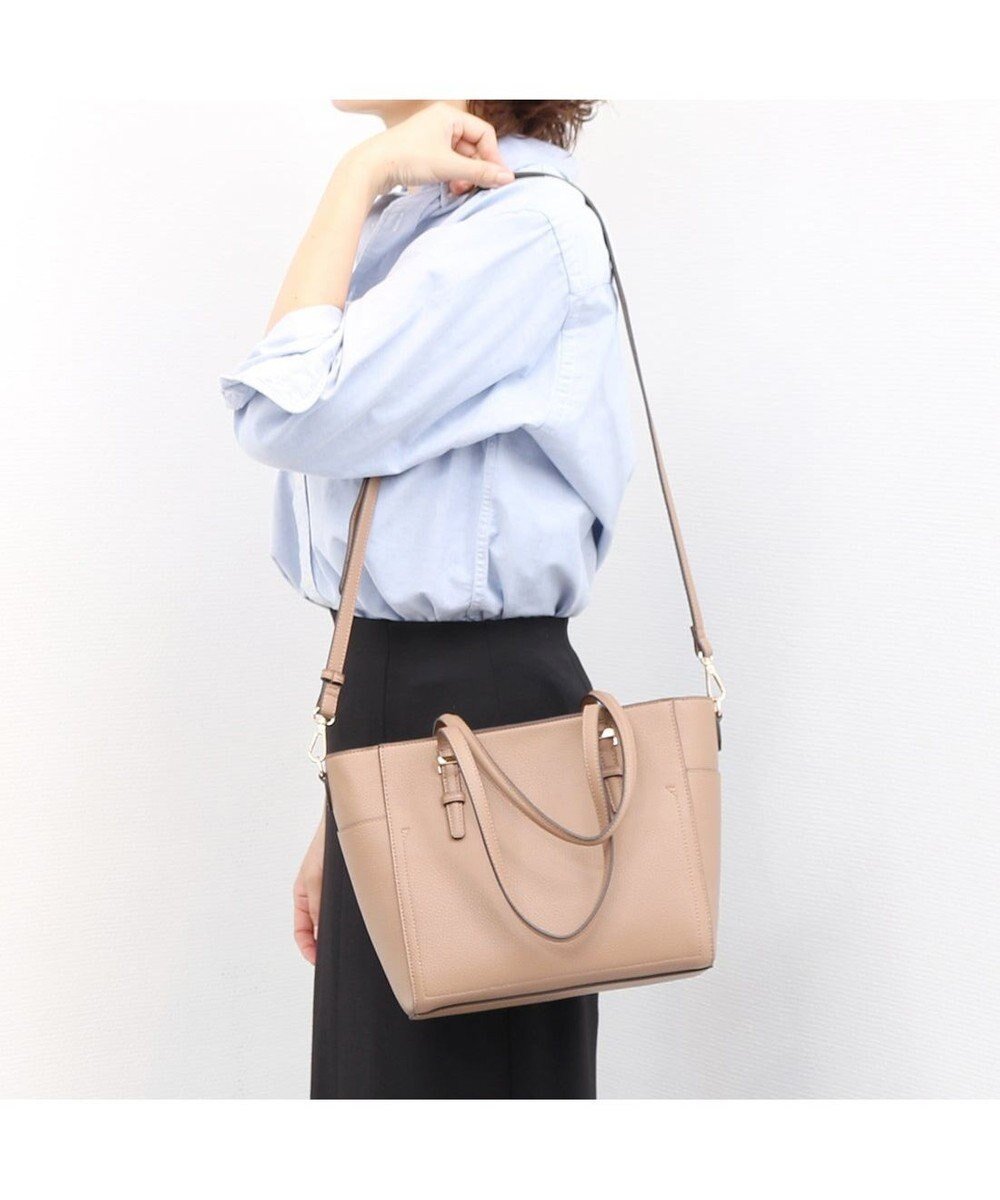 【アンビリオン/UNBILLION】の【テレビ ドラマ着用アイテム】カシュカシュ cachecache / 横型金具ポイント2wayトートバッグ インテリア・キッズ・メンズ・レディースファッション・服の通販 founy(ファニー) 　ファッション　Fashion　レディースファッション　WOMEN　バッグ　Bag　カラフル　Colorful　ショルダー　Shoulder　シンプル　Simple　財布　Wallet　ハンド　Hand　ポケット　Pocket　マグネット　Magnet　ミックス　Mix　モチーフ　Motif　再入荷　Restock/Back In Stock/Re Arrival　エレガント 上品　Elegant　ビジネス 仕事 通勤　Business　ベージュ|ID: prp329100004521347 ipo3291000000031976960
