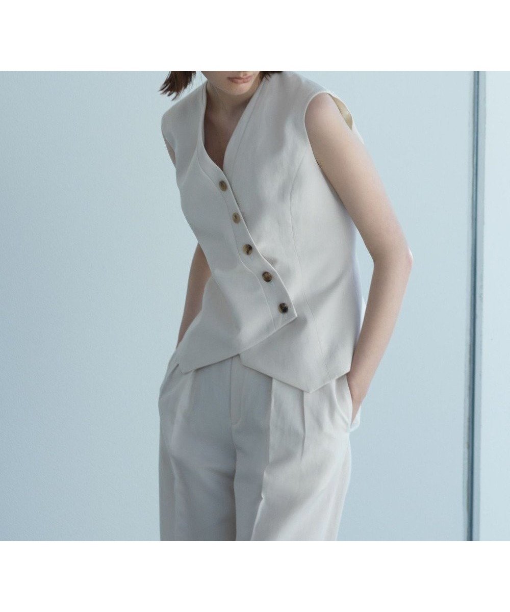 【23区/NIJYUSANKU】の【エステータ】ウールリネン アシンメトリーボタン ベスト 人気、トレンドファッション・服の通販 founy(ファニー) 　ファッション　Fashion　レディースファッション　WOMEN　アウター　Coat Outerwear　トップス・カットソー　Tops/Tshirt　ベスト/ジレ　Gilets/Vests　アシンメトリー　Asymmetry　インナー　Inner　春　Spring　カッティング　Cutting　カットソー　Cut And Sew　シェイプ　Shape　セットアップ　Set Up　雑誌　Magazine　フロント　Front　ベスト　Vest　別注　Special Order　リネン　Linen　S/S・春夏　Ss・Spring/Summer　再入荷　Restock/Back In Stock/Re Arrival　おすすめ　Recommend　夏　Summer　 other-1|ID: prp329100004523928 ipo3291000000032001202