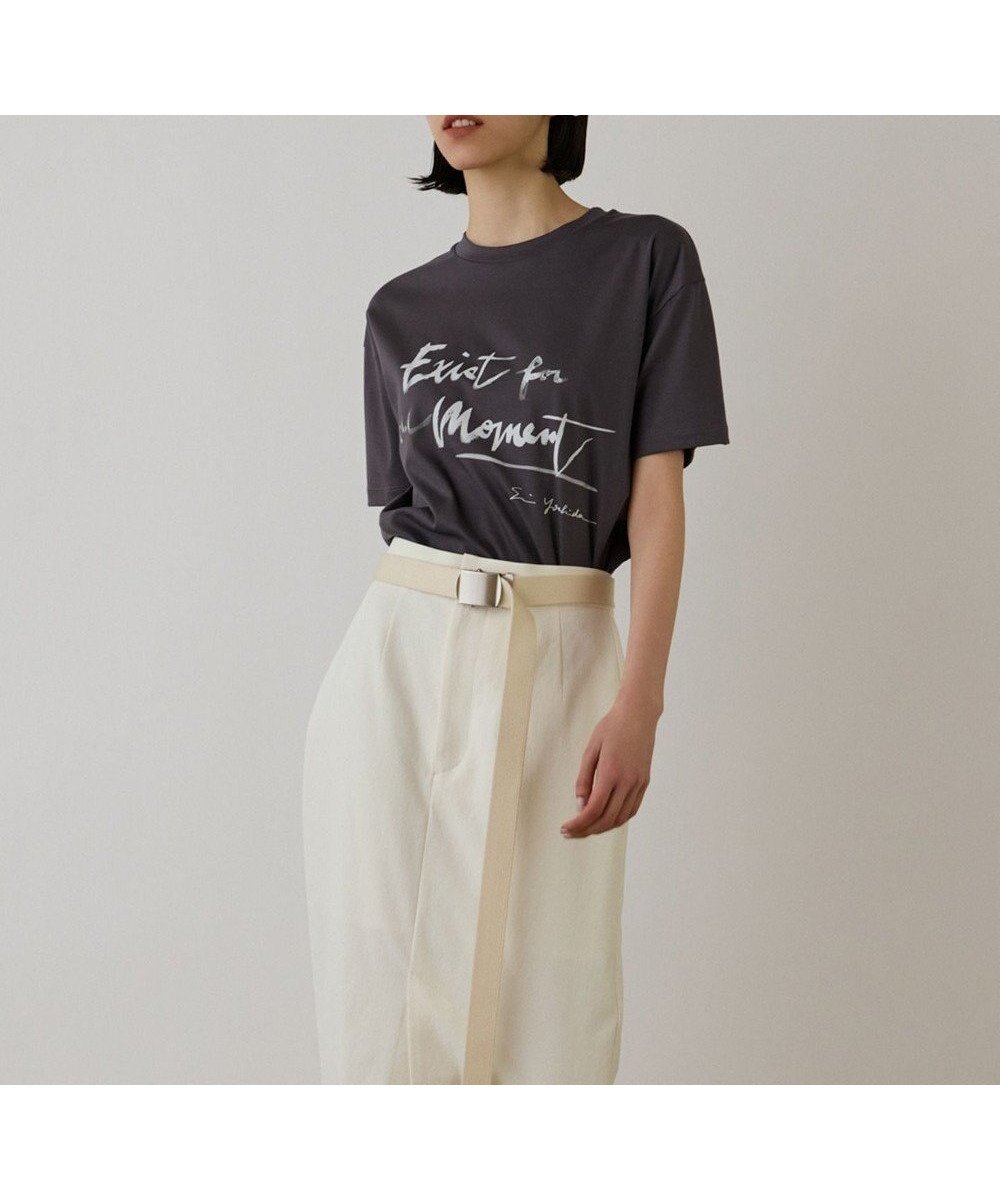 【グレース コンチネンタル/GRACE CONTINENTAL】のロゴコラボTシャツ インテリア・キッズ・メンズ・レディースファッション・服の通販 founy(ファニー) 　ファッション　Fashion　レディースファッション　WOMEN　トップス・カットソー　Tops/Tshirt　シャツ/ブラウス　Shirts/Blouses　ロング / Tシャツ　T-Shirts　カットソー　Cut and Sewn　NEW・新作・新着・新入荷　New Arrivals　2025年　2025　2025春夏・S/S　Ss,Spring/Summer,2025　オフショルダー　Off Shoulder　カットソー　Cut And Sew　フレア　Flare　ブラウジング　Browsing　プリント　Print　夏　Summer　春　Spring　S/S・春夏　Ss・Spring/Summer　チャコール|ID: prp329100004525688 ipo3291000000032008582