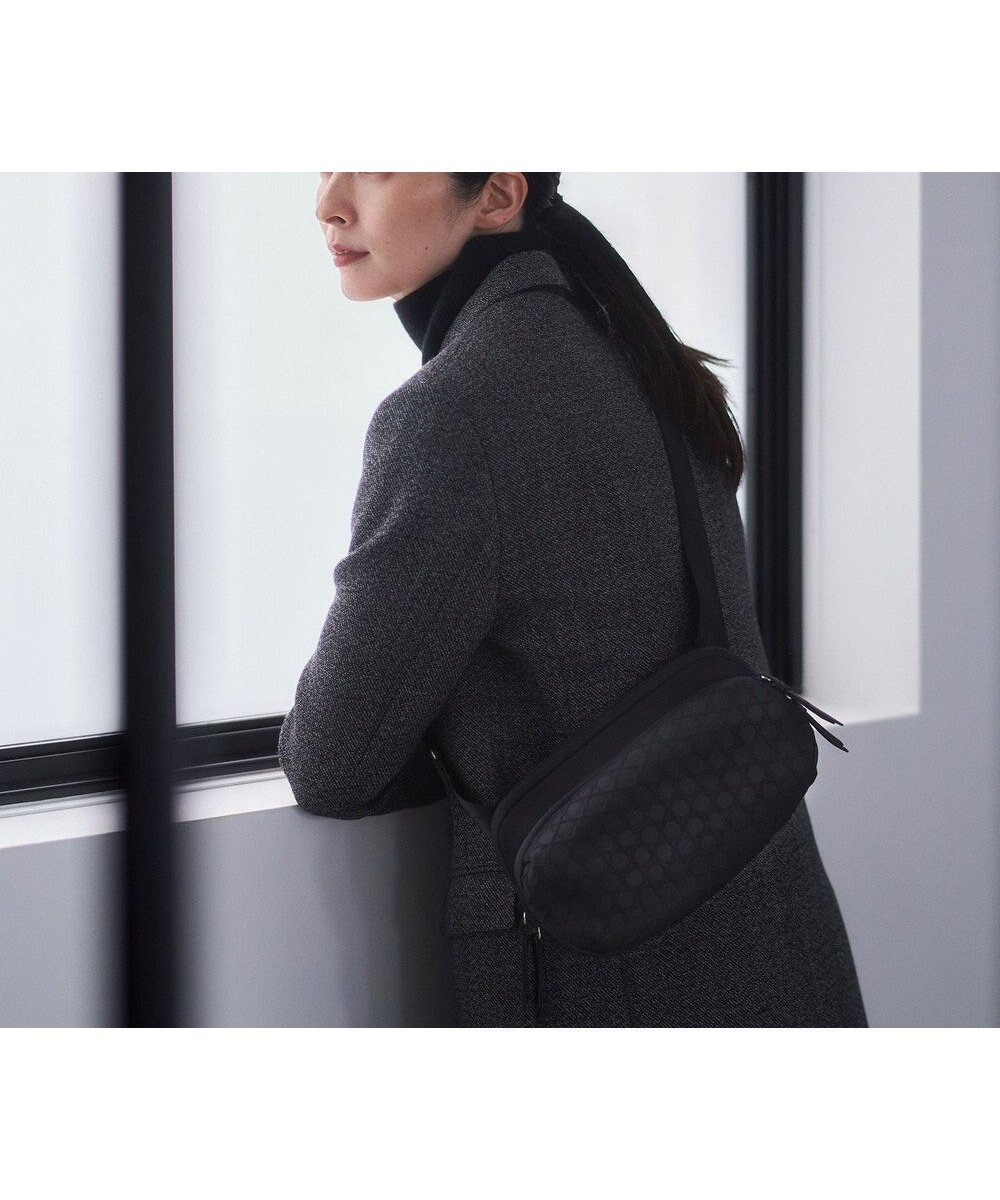 【ミヤビヤ/MIYABIYA】のLAQUOH【撥水加工】篭目柄エンボスボンディング2WAYショルダー インテリア・キッズ・メンズ・レディースファッション・服の通販 founy(ファニー) 　ファッション　Fashion　レディースファッション　Fashion for Women　エアリー　Airy Texture　コンパクト　Compact, Small Size　ショルダー　Shoulder, Shoulder Strap　スポーティ　Sporty, Casual Athletic　パターン　Pattern, Design Print　フィット　Fit, Slim Fit　フォルム　Silhouette, Form　ポケット　Pocket, Pocket Detail　ブラック|ID: prp329100004527014 ipo3291000000032746324