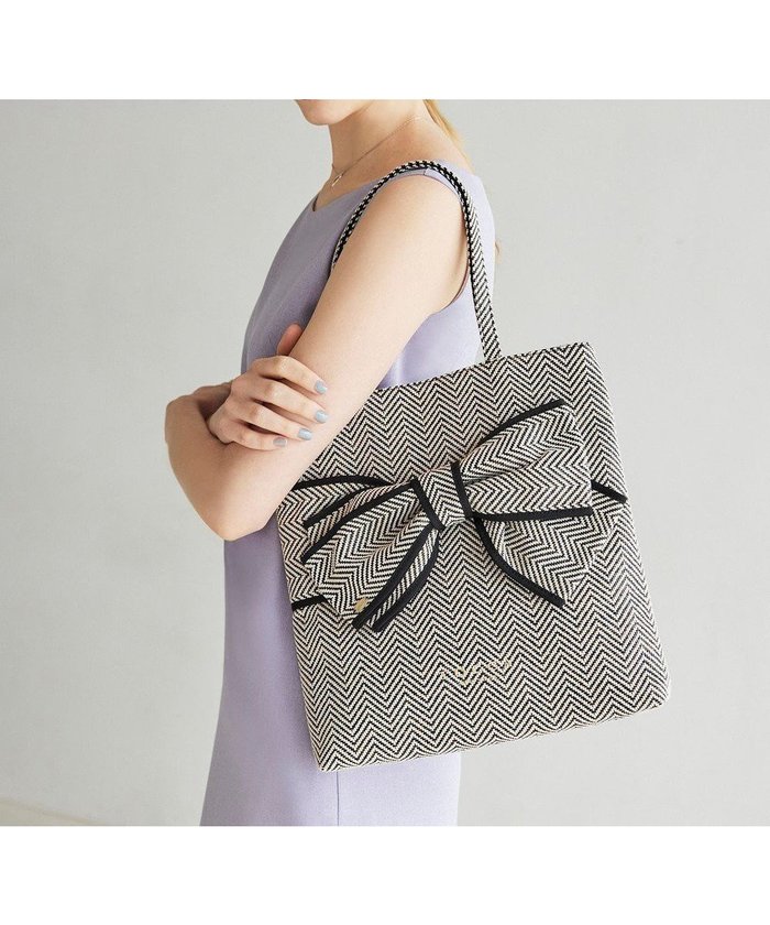 【トッカ/TOCCA】の【A4サイズ対応・一部カラー撥水】T CADEAU NEW BAG フラットトートバッグ インテリア・キッズ・メンズ・レディースファッション・服の通販 founy(ファニー) https://founy.com/ ファッション Fashion レディースファッション WOMEN バッグ Bag アシンメトリー Asymmetry ジップ Zip 財布 Wallet 雑誌 Magazine トレンド Trend ヘリンボーン Herringbone ポケット Pocket メタリック Metallic リボン Ribbon S/S・春夏 Ss・Spring/Summer おすすめ Recommend 夏 Summer エレガント 上品 Elegant ギフト プレゼント Gift Present 2025年 2025 2025春夏・S/S Ss,Spring/Summer,2025 |ID: prp329100004527021 ipo3291000000032014827