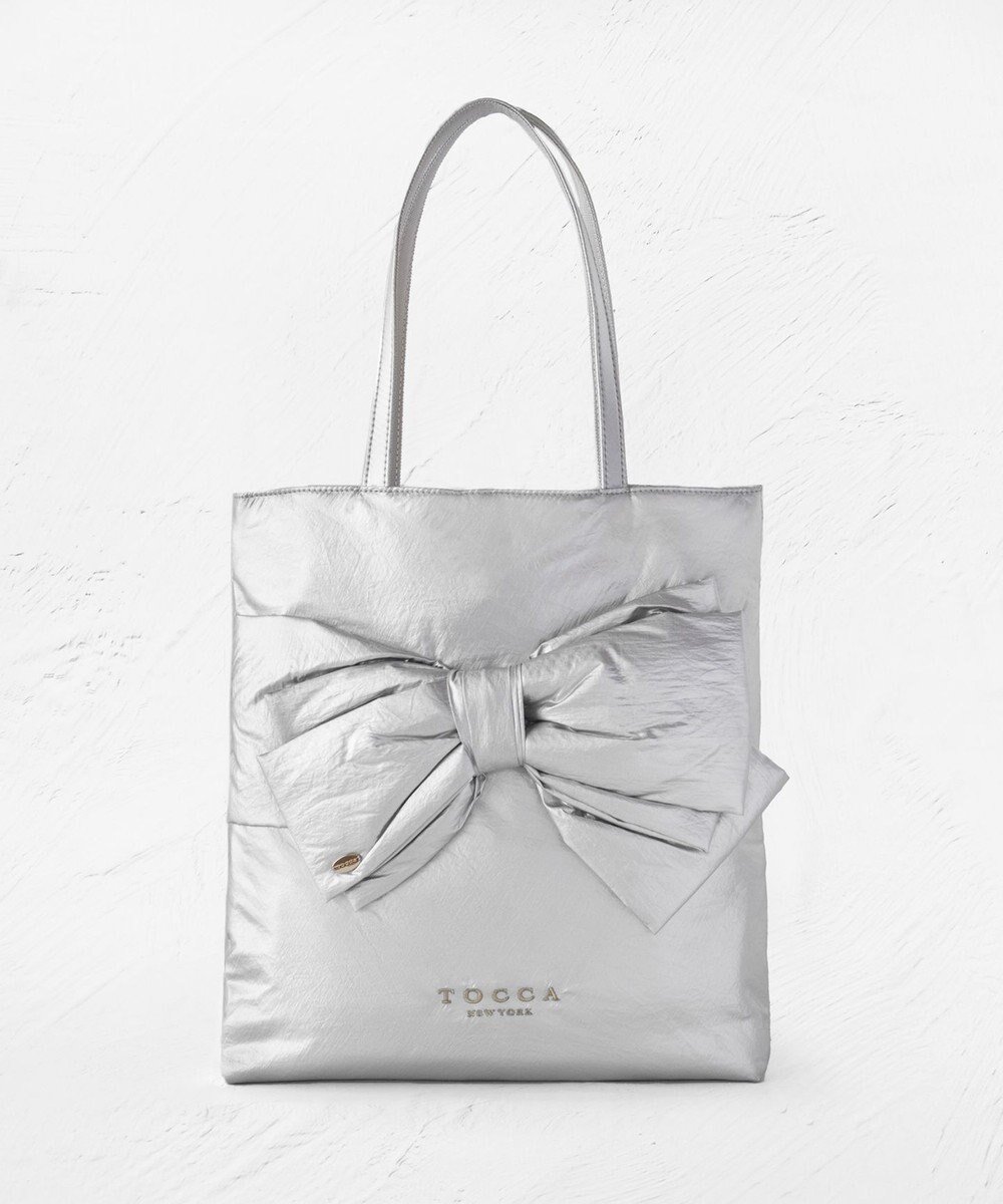【トッカ/TOCCA】の【A4サイズ対応・一部カラー撥水】T CADEAU NEW BAG フラットトートバッグ インテリア・キッズ・メンズ・レディースファッション・服の通販 founy(ファニー) 　ファッション　Fashion　レディースファッション　Fashion for Women　バッグ　Bags　アシンメトリー　Asymmetrical Style　ジップ　Zip, Zipper　財布　Wallet, Purse　雑誌　Magazine, Fashion Magazine　トレンド　Trend, Trending Now　ポケット　Pocket, Pocket Detail　メタリック　Metallic, Shiny Finish　リボン　Ribbon, Bow　S/S・春夏　SS, Spring/Summer, Warm Season　おすすめ　Recommended / Our Picks　夏　Summer　エレガント 上品　Elegant　ギフト プレゼント　Gift / Present　2025年　2025　2025春夏・S/S　Spring/Summer 2025 SS25　シルバー|ID: prp329100004527021 ipo3291000000034134679
