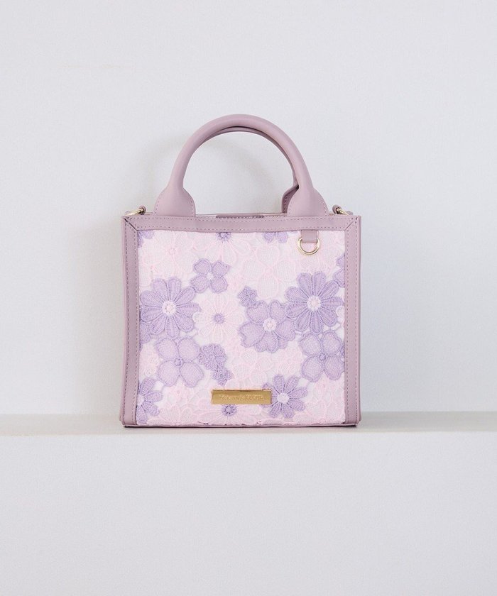 【メゾンドフルール/Maison de FLEUR】のフラワーレース2Wayスクエアトートバッグ インテリア・キッズ・メンズ・レディースファッション・服の通販 founy(ファニー) https://founy.com/ ファッション Fashion レディースファッション Ladies' Fashion Online バッグ Bag おすすめ Recommend コンパクト Compact スクエア Square チャーム Charm パイピング Piping フォルム Form フラワー Flower プレート Plate ラップ Wrap レース Race |ID: prp329100004527243 ipo3291000000032654360