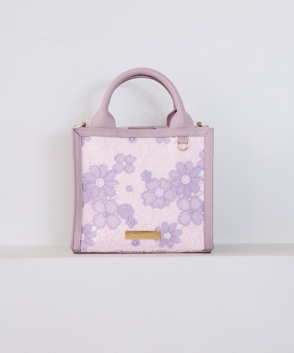 【メゾンドフルール/Maison de FLEUR】のフラワーレース2Wayスクエアトートバッグ 人気、トレンドファッション・服の通販 founy(ファニー) 　ファッション　Fashion　レディースファッション　Ladies' Fashion Online　バッグ　Bag　おすすめ　Recommend　コンパクト　Compact　スクエア　Square　チャーム　Charm　パイピング　Piping　フォルム　Form　フラワー　Flower　プレート　Plate　ラップ　Wrap　レース　Race　 other-1|ID: prp329100004527243 ipo3291000000032654360