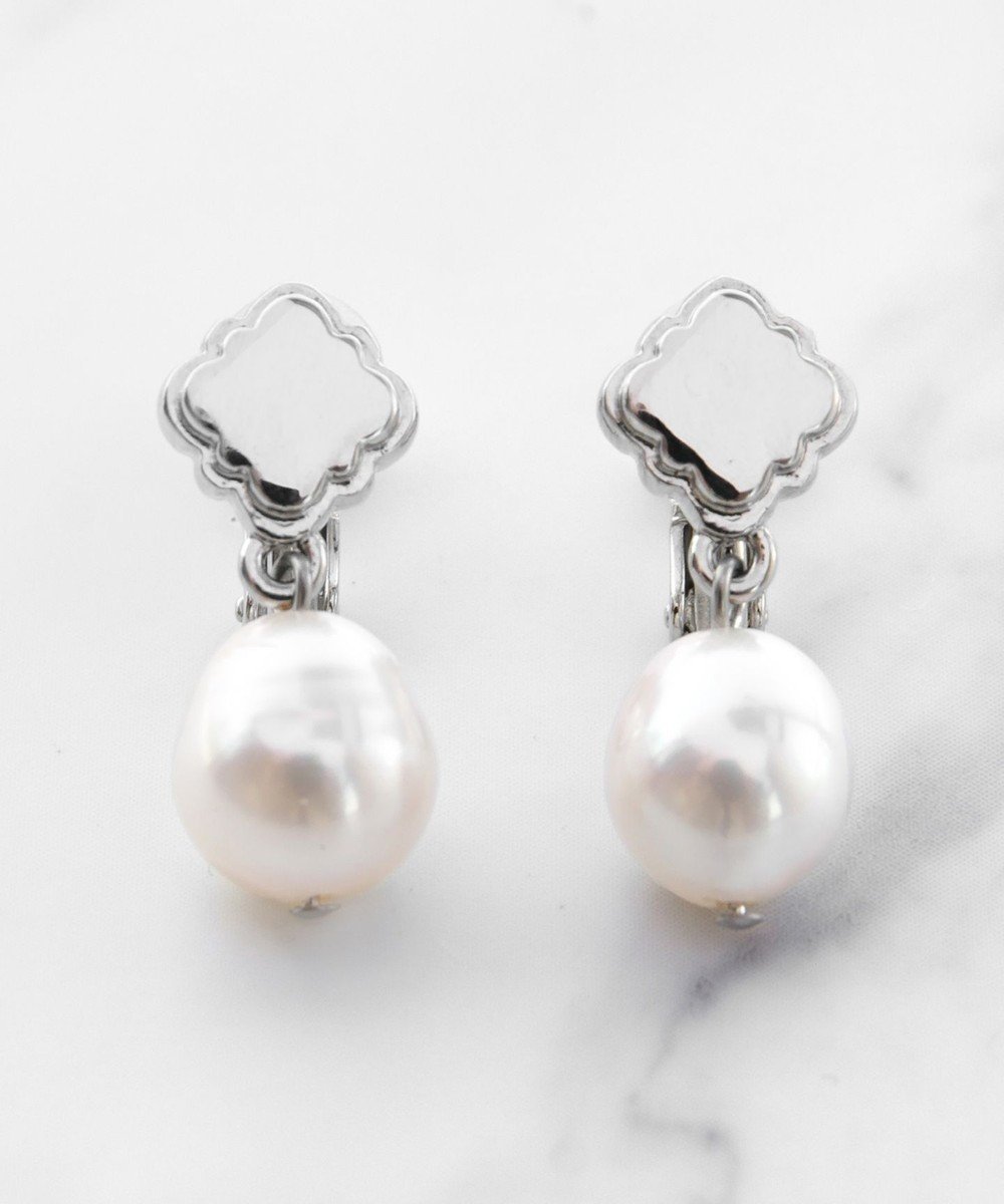 【トッカ/TOCCA】のCLOVER PEARL EARRINGS 淡水バロックパールイヤリング インテリア・キッズ・メンズ・レディースファッション・服の通販 founy(ファニー) 　ファッション　Fashion　レディースファッション　WOMEN　ジュエリー　Jewelry　リング　Rings　イヤリング　Earrings　アクセサリー　Accessories　イヤリング　Earrings　テクスチャー　Texture　ネックレス　Necklace　バロック　Baroque　パール　Pearl　フォルム　Form　ポーチ　Pouch　S/S・春夏　Ss・Spring/Summer　おすすめ　Recommend　夏　Summer　2024年　2024　2024春夏・S/S　Ss,Spring/Summer,2024　エレガント 上品　Elegant　セレモニー　Ceremony　ギフト プレゼント　Gift Present　シルバー系|ID: prp329100004527327 ipo3291000000032016085