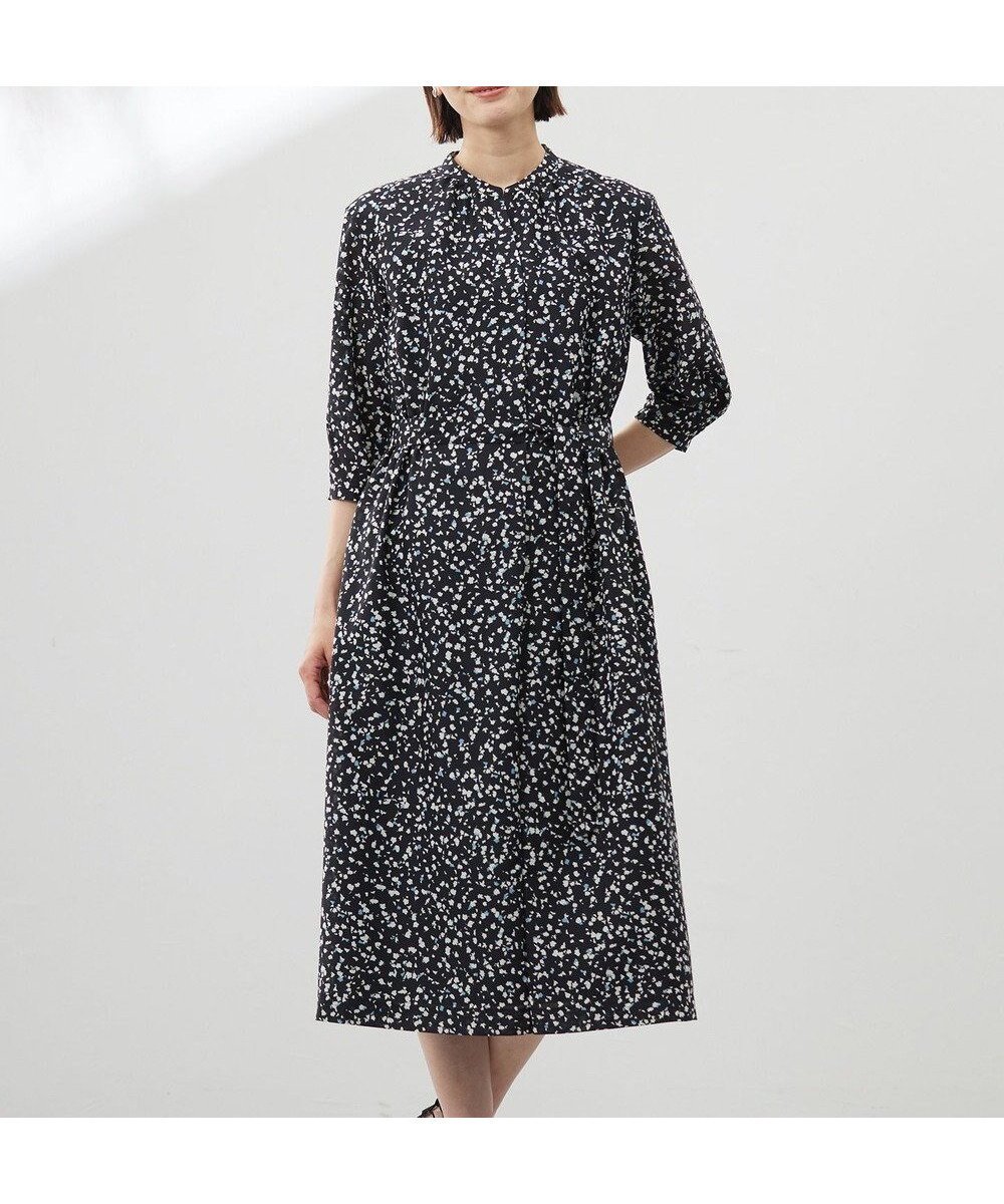 【ジェイ プレス/J.PRESS】の【洗える】スパンローンフラワープリント ワンピース インテリア・キッズ・メンズ・レディースファッション・服の通販 founy(ファニー) 　ファッション　Fashion　レディースファッション　Fashion for Women　ワンピース　Dresses　エレガント 上品　Elegant　スタンド　Stand Collar, Upright Stand　フラワー　Flower, Floral　プリント　Print, Printed Pattern　リボン　Ribbon, Bow　リラックス　Relax, Relaxed Fit　夏　Summer　春　Spring　S/S・春夏　SS, Spring/Summer, Warm Season　洗える　Machine Washable　ネイビーベース系|ID: prp329100004528269 ipo3291000000036287284