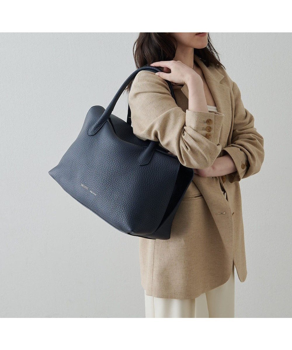 【イアクッチ/IACUCCI】のラーナ L ALCE インテリア・キッズ・メンズ・レディースファッション・服の通販 founy(ファニー) 　雑誌掲載アイテム　Magazine Picks & Fashion Features　ファッション雑誌　Fashion Magazines　バイラ　BAILA　ファッション　Fashion　レディースファッション　Fashion for Women　バッグ　Bags　イタリア　Italy　10月号　October Issue　ショルダー　Shoulder, Shoulder Strap　シンプル　Simple, Minimal　雑誌　Magazine, Fashion Magazine　チャーム　Charm, Pendant　マグネット　Magnet, Magnetic Closure　メタル　Metal, Metal Parts　おすすめ　Recommended / Our Picks　ビジネス 仕事 通勤　Business / Work / Commuting　ネイビー|ID: prp329100004529565 ipo3291000000036295205