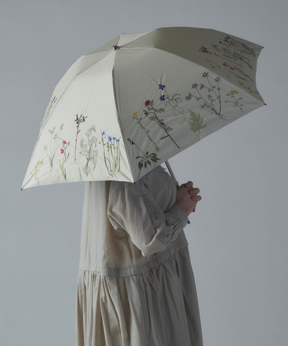 【アンドウール/AND WOOL】の〈一級遮光生地・晴雨兼用〉ボタニカル刺繍の日傘 (折りたたみ傘タイプ) インテリア・キッズ・メンズ・レディースファッション・服の通販 founy(ファニー) 　ファッション　Fashion　レディースファッション　Ladies' Fashion Online　傘 / レイングッズ　Umbrellas/Rainwear　傘　Umbrella　軽量　Lightweight　サマー　Summer　スポーツ　Sports　ボタニカル　Botanical　日傘　Parasol　ベージュ|ID: prp329100004531307 ipo3291000000032584594