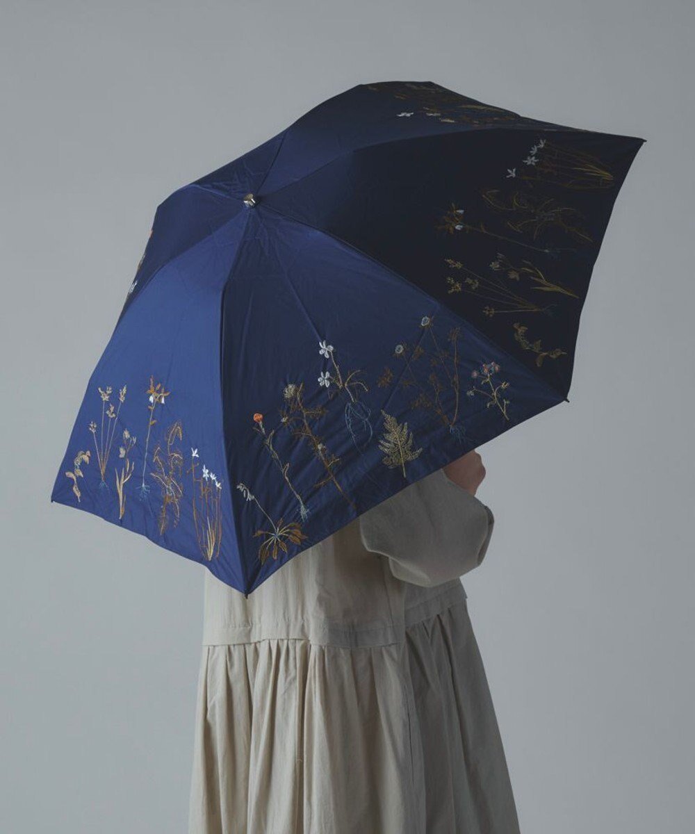 【アンドウール/AND WOOL】の〈一級遮光生地・晴雨兼用〉ボタニカル刺繍の日傘 (折りたたみ傘タイプ) インテリア・キッズ・メンズ・レディースファッション・服の通販 founy(ファニー) 　ファッション　Fashion　レディースファッション　Ladies' Fashion Online　傘 / レイングッズ　Umbrellas/Rainwear　傘　Umbrella　軽量　Lightweight　サマー　Summer　スポーツ　Sports　ボタニカル　Botanical　日傘　Parasol　ネイビー|ID: prp329100004531307 ipo3291000000032584595