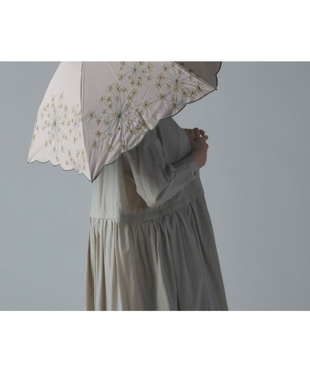 【アンドウール/AND WOOL】の〈一級遮光生地・晴雨兼用〉フェンネル刺繍の日傘 (折りたたみタイプ) インテリア・キッズ・メンズ・レディースファッション・服の通販 founy(ファニー) 　ファッション　Fashion　レディースファッション　Ladies' Fashion Online　傘 / レイングッズ　Umbrellas/Rainwear　傘　Umbrella　軽量　Lightweight　サマー　Summer　スポーツ　Sports　日傘　Parasol　ベージュ|ID: prp329100004531310 ipo3291000000032584600