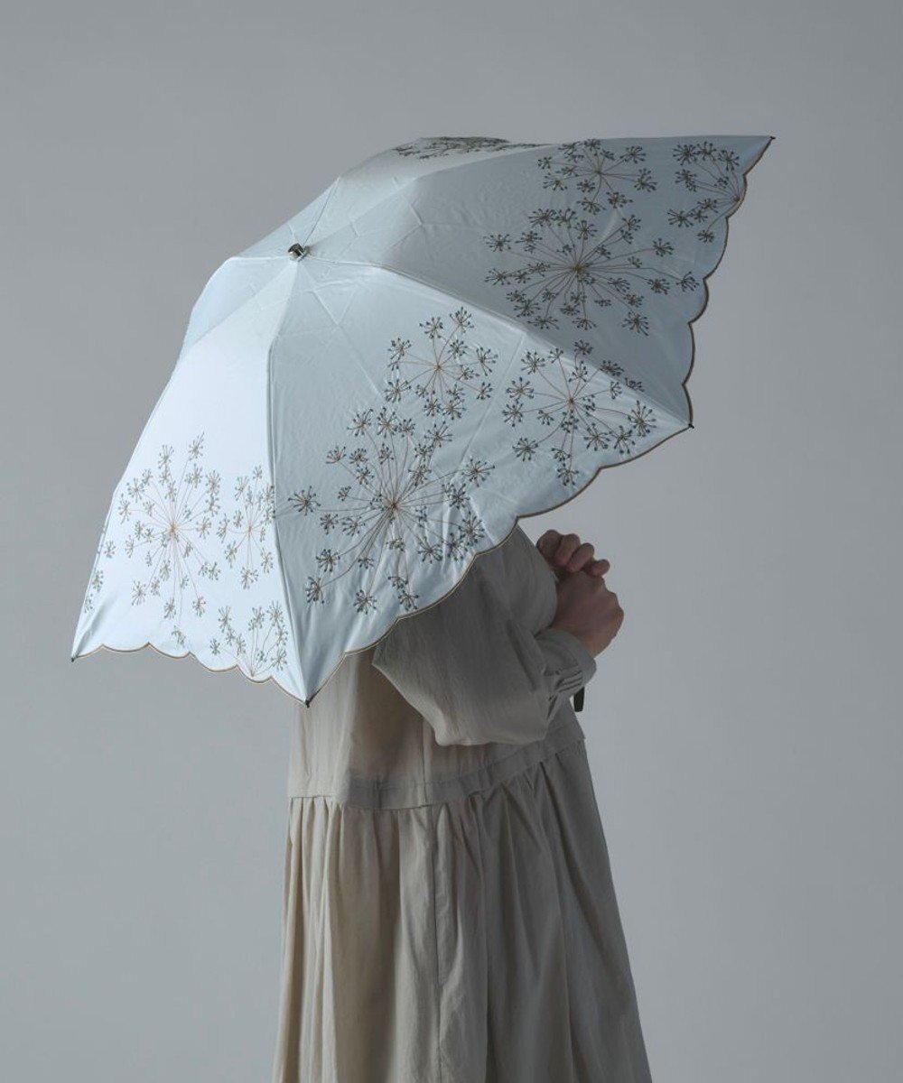 【アンドウール/AND WOOL】の〈一級遮光生地・晴雨兼用〉フェンネル刺繍の日傘 (折りたたみタイプ) インテリア・キッズ・メンズ・レディースファッション・服の通販 founy(ファニー) 　ファッション　Fashion　レディースファッション　Ladies' Fashion Online　傘 / レイングッズ　Umbrellas/Rainwear　傘　Umbrella　軽量　Lightweight　サマー　Summer　スポーツ　Sports　日傘　Parasol　ホワイト|ID: prp329100004531310 ipo3291000000032584604