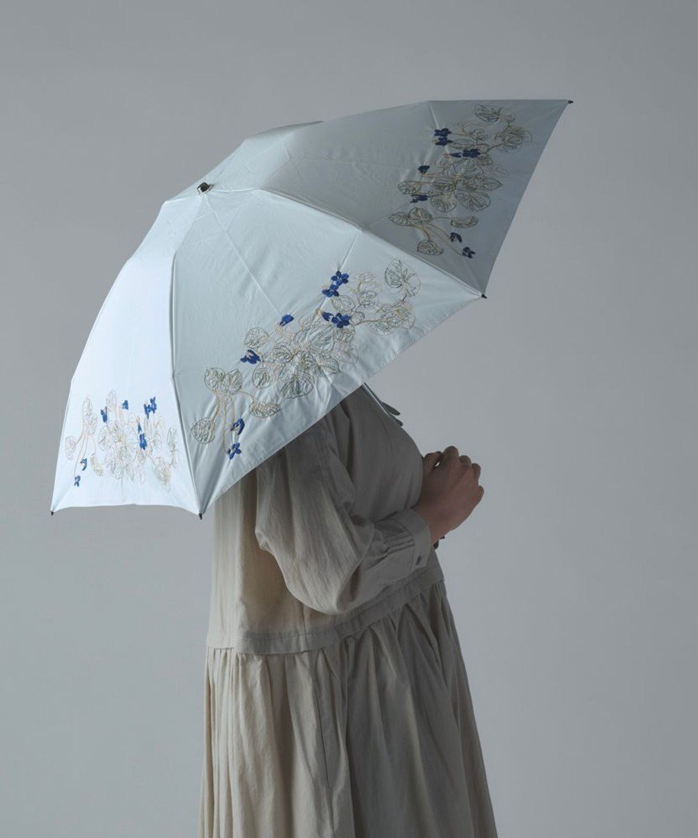 【アンドウール/AND WOOL】の〈一級遮光生地・晴雨兼用〉スミレ刺繍の日傘 (折りたたみタイプ) インテリア・キッズ・メンズ・レディースファッション・服の通販 founy(ファニー) 　ファッション　Fashion　レディースファッション　Ladies' Fashion Online　傘 / レイングッズ　Umbrellas/Rainwear　傘　Umbrella　軽量　Lightweight　サマー　Summer　スポーツ　Sports　日傘　Parasol　ホワイト|ID: prp329100004531315 ipo3291000000032584617