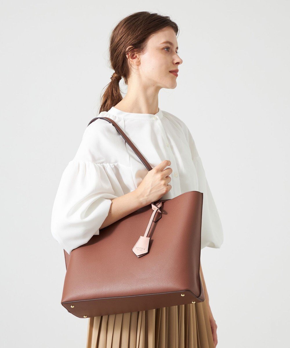 【ラ バガジェリー/LA BAGAGERIE】の【MONICA】バイカラーA4トート インテリア・キッズ・メンズ・レディースファッション・服の通販 founy(ファニー) ファッション Fashion レディースファッション Fashion for Women バッグ Bags 軽量 Lightweight, Ultra Light シンプル Simple, Minimal スタイリッシュ Stylish, Fashionable スマート Smart, Elegant フォルム Silhouette, Form ポケット Pocket, Pocket Detail おすすめ Recommended / Our Picks ビジネス 仕事 通勤 Business / Work / Commuting チョコ|ID: prp329100004532551 ipo3291000000034211325