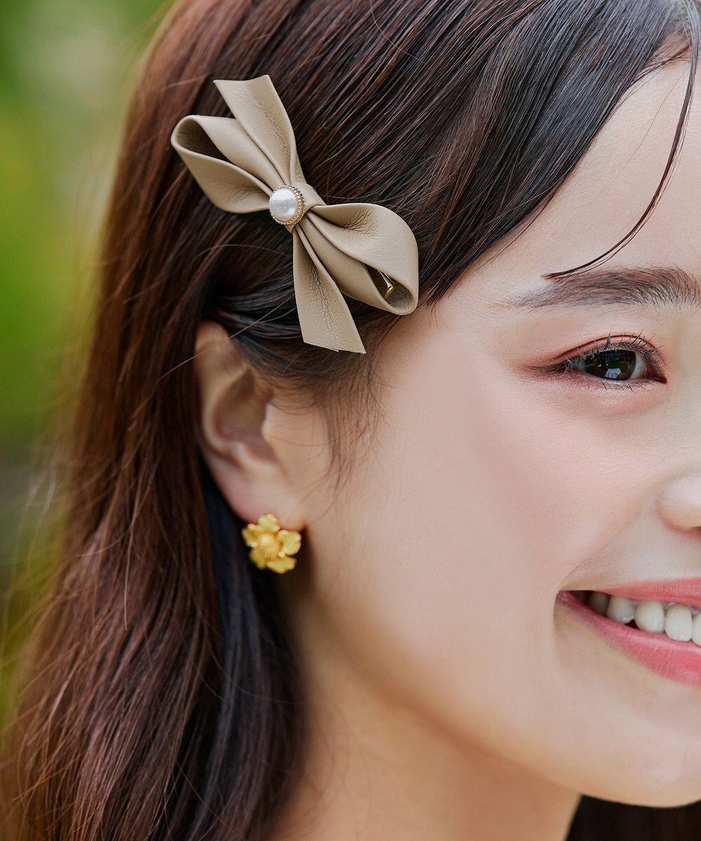 【ティアクラッセ/Tiaclasse】の【2TYPE/ゴム&クリップ】レザーリボンヘアアクセサリー インテリア・キッズ・メンズ・レディースファッション・服の通販 founy(ファニー) 　ファッション　Fashion　レディースファッション　WOMEN　シュシュ / ヘアアクセ　Hair Accessories　アクセサリー　Accessories　シューズ　Shoes　シンプル　Simple　チュニック　Tunic　バレッタ　Valletta　リボン　Ribbon　ワンポイント　One Point　再入荷　Restock/Back In Stock/Re Arrival　NEW・新作・新着・新入荷　New Arrivals　クリップ:ベージュ|ID: prp329100004534305 ipo3291000000032248116
