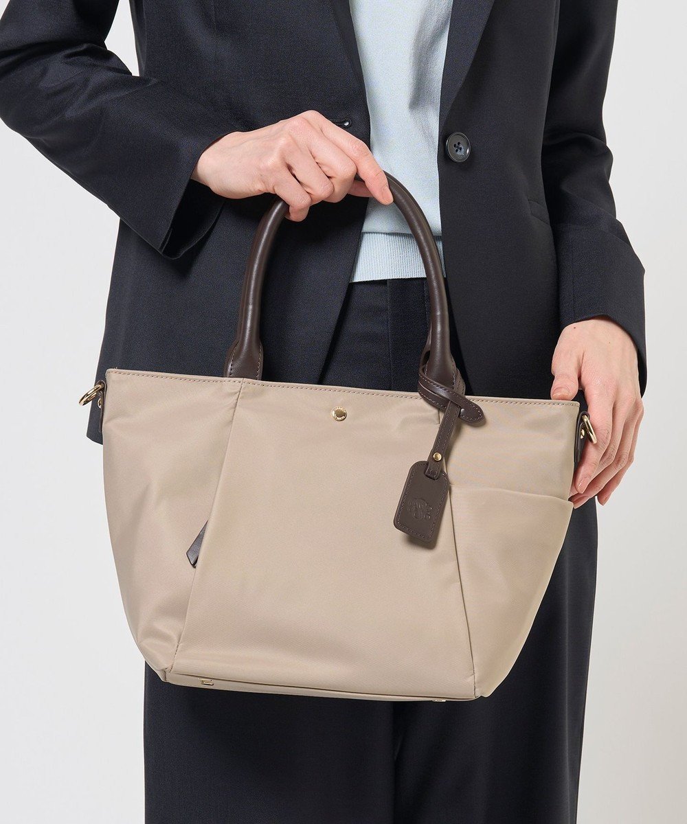 【ジェイ プレス/J.PRESS】の【WEB限定】2wayナイロン Midium トート バッグ インテリア・キッズ・メンズ・レディースファッション・服の通販 founy(ファニー) 　ファッション　Fashion　レディースファッション　Fashion for Women　バッグ　Bags　軽量　Lightweight, Ultra Light　シンプル　Simple, Minimal　スタイリッシュ　Stylish, Fashionable　スタンダード　Standard, Basic　財布　Wallet, Purse　チャーム　Charm, Pendant　トートバッグ　Tote Bag, Large Shoulder Bag　定番　Standard, Basic Item　ポケット　Pocket, Pocket Detail　ポシェット　Pochette, Mini Bag　エレガント 上品　Elegant　ベージュ系1|ID: prp329100004534433 ipo3291000000035251861