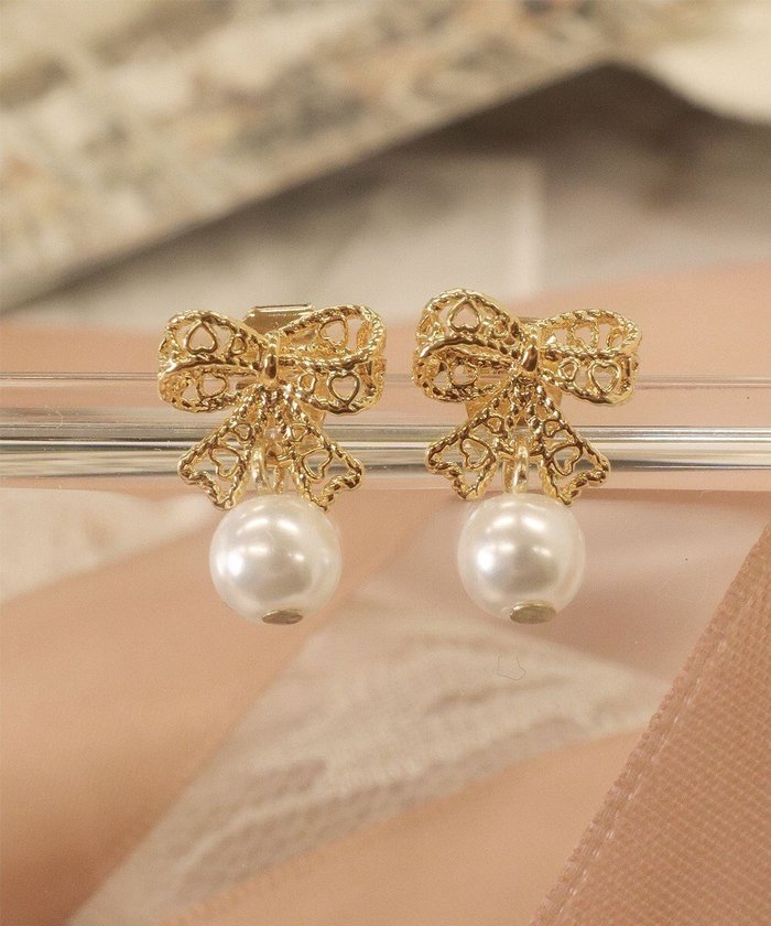 【ティアクラッセ/Tiaclasse】の【金属アレルギー対応/選べる2タイプ】リボン+パールピアス インテリア・キッズ・メンズ・レディースファッション・服の通販 founy(ファニー) https://founy.com/ ファッション Fashion レディースファッション Fashion for Women アクセサリー Fashion Accessories イヤリング Earrings オケージョン Occasion Wear 春 Spring 秋 Autumn カーディガン Cardigan, Knitwear クリスタル Crystal, Swarovski コーティング Coating, Coated Finish シルバー Silver, Metallic Silver チュニック Tunic, Long Top パール Pearl, Pearl Accent ビジュー Bijou, Jewel-like Accent リボン Ribbon, Bow 冬 Winter / This Winter 再入荷 Restock / Back in Stock 夏 Summer エレガント 上品 Elegant 入学式 Entrance Ceremony 卒業式 Graduation Ceremony 新作・新入荷 New Arrivals / New In 結婚式 Wedding |ID: prp329100004535417 ipo3291000000035406782