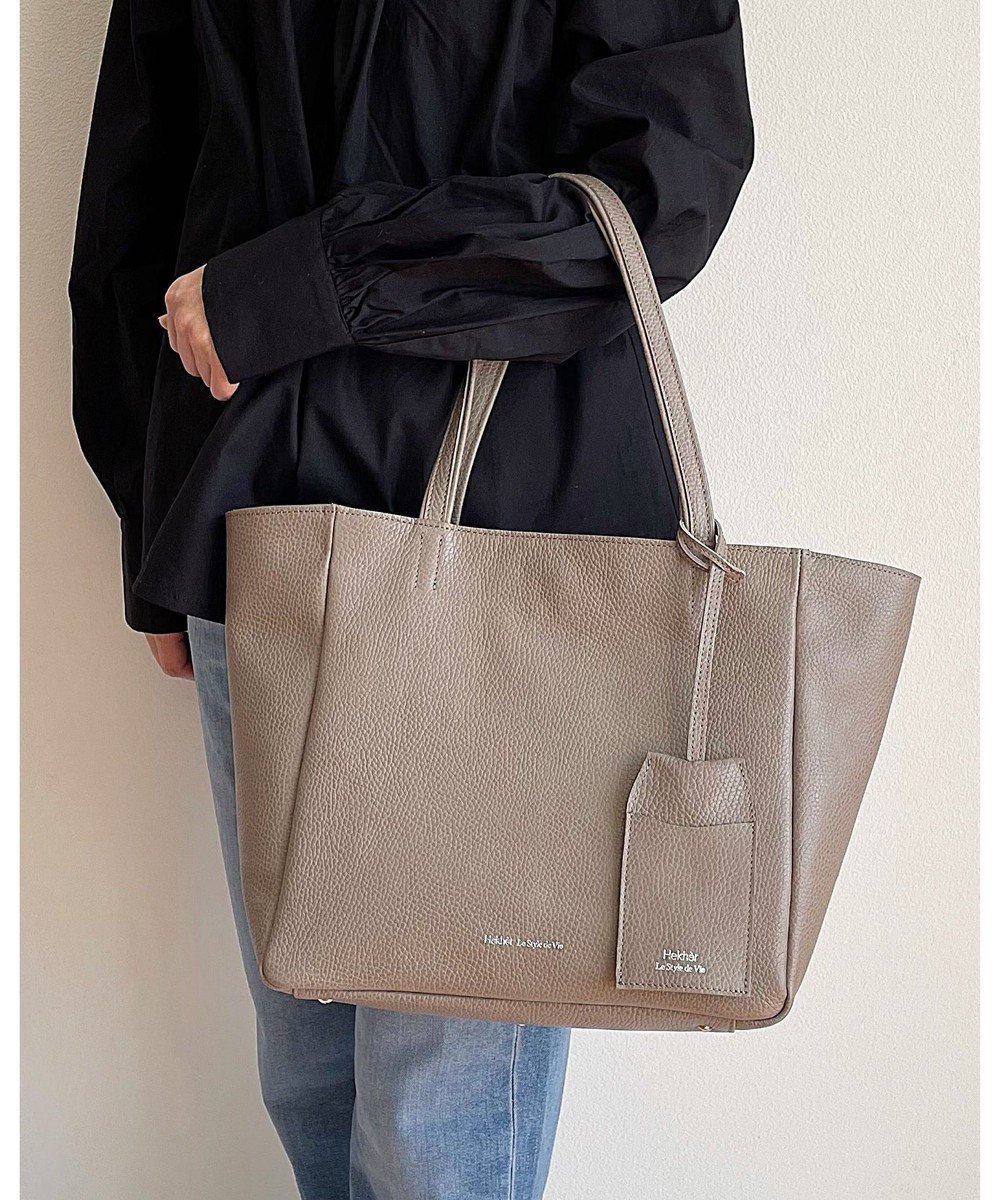 【エクエル ル スティル デヴィ/Hekher Le Style de Vie】の【日本製 / A4サイズ対応/セレモニーにも】シュリンクレザー トートバッグ インテリア・キッズ・メンズ・レディースファッション・服の通販 founy(ファニー) 　ファッション　Fashion　レディースファッション　WOMEN　バッグ　Bag　ショルダー　Shoulder　シンプル　Simple　スクエア　Square　スリーブ　Sleeve　財布　Wallet　ハンド　Hand　フィット　Fit　ポケット　Pocket　再入荷　Restock/Back In Stock/Re Arrival　日本製　Made In Japan　セレモニー　Ceremony　ビジネス 仕事 通勤　Business　グレージュ|ID: prp329100004537382 ipo3291000000032197904