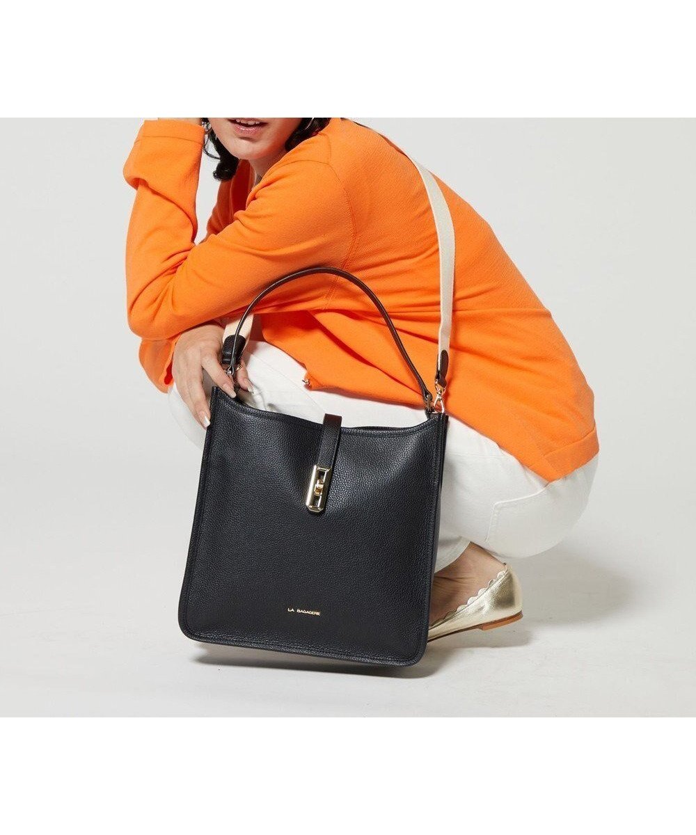 【ラ バガジェリー/LA BAGAGERIE】のスクエアレザー2WAYショルダーバッグ 人気、トレンドファッション・服の通販 founy(ファニー) 　ファッション　Fashion　レディースファッション　WOMEN　バッグ　Bag　ショルダー　Shoulder　ショート　Short　シンプル　Simple　スクエア　Square　スマート　Smart　ハンドバッグ　Handbag　ベーシック　Basic　ポケット　Pocket　マグネット　Magnet　ロング　Long　セレモニー　Ceremony　入学式　Entrance Ceremony　 other-1|ID: prp329100004537538 ipo3291000000032147841