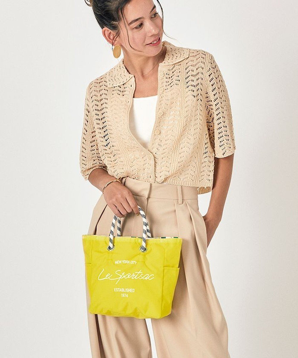 【レスポートサック/LeSportsac】のMEDIUM 2 WAY TOTE/2WAYプリムローズイエロースクリプト 人気、トレンドファッション・服の通販 founy(ファニー) 　ファッション　Fashion　レディースファッション　WOMEN　バッグ　Bag　イエロー　Yellow　軽量　Lightweight　シンプル　Simple　ストライプ　Stripe　スマホ　Smartphone　トラベル　Travel　プリント　Print　ボックス　Box　ポケット　Pocket　リバーシブル　Reversible　おすすめ　Recommend　旅行　Travel　ビジネス 仕事 通勤　Business　 other-1|ID: prp329100004537584 ipo3291000000032064271