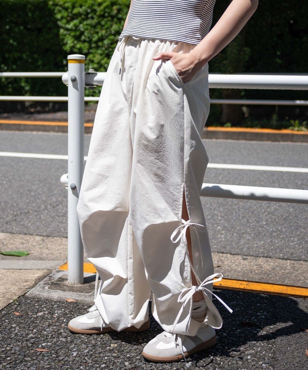 【ウィゴー/WEGO】の【ウエストゴム】サイドリボンパラシュートパンツ インテリア・キッズ・メンズ・レディースファッション・服の通販 founy(ファニー) 　ファッション　Fashion　レディースファッション　Fashion for Women　パンツ　Pants & Trousers　おすすめ　Recommended / Our Picks　ガーリー　Girly, Feminine Style　スニーカー　Sneakers, Trainers　スマホ　Smartphone, Mobile Device　トレンド　Trend, Trending Now　ボトム　Bottoms, Lower Wear　リボン　Ribbon, Bow　夏　Summer　春　Spring　S/S・春夏　SS, Spring/Summer, Warm Season　オフホワイト|ID: prp329100004538181 ipo3291000000033065395