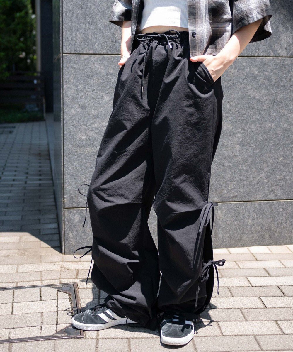 【ウィゴー/WEGO】の【ウエストゴム】サイドリボンパラシュートパンツ インテリア・キッズ・メンズ・レディースファッション・服の通販 founy(ファニー) 　ファッション　Fashion　レディースファッション　Fashion for Women　パンツ　Pants & Trousers　おすすめ　Recommended / Our Picks　ガーリー　Girly, Feminine Style　スニーカー　Sneakers, Trainers　スマホ　Smartphone, Mobile Device　トレンド　Trend, Trending Now　ボトム　Bottoms, Lower Wear　リボン　Ribbon, Bow　夏　Summer　春　Spring　S/S・春夏　SS, Spring/Summer, Warm Season　ブラック|ID: prp329100004538181 ipo3291000000033065401