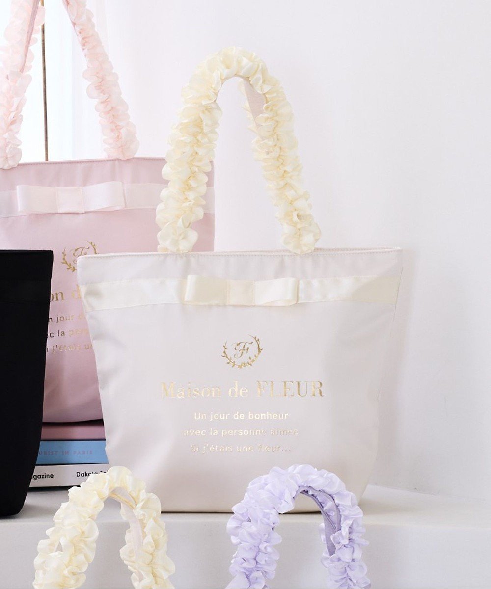 【メゾンドフルール/Maison de FLEUR】のブランドロゴフリルハンドルトートMバッグ インテリア・キッズ・メンズ・レディースファッション・服の通販 founy(ファニー) 　ファッション　Fashion　レディースファッション　WOMEN　バッグ　Bag　アンティーク　Antique　サテン　Satin　ストライプ　Stripe　フェミニン　Feminine　フラワー　Flower　フロント　Front　プリント　Print　ポケット　Pocket　リボン　Ribbon　エレガント 上品　Elegant　ビジネス 仕事 通勤　Business　Ivory|ID: prp329100004541545 ipo3291000000032270784