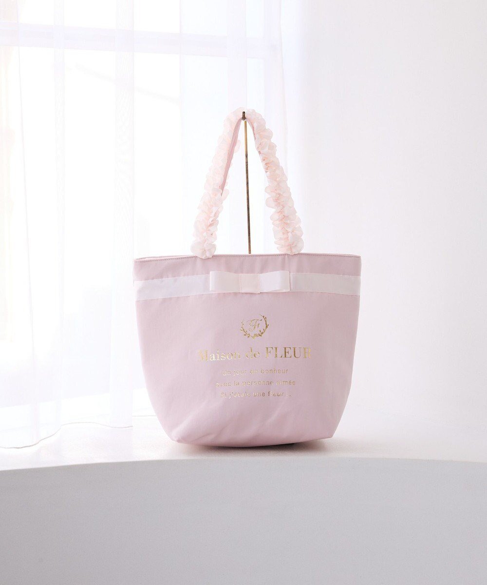 【メゾンドフルール/Maison de FLEUR】のブランドロゴフリルハンドルトートMバッグ インテリア・キッズ・メンズ・レディースファッション・服の通販 founy(ファニー) 　ファッション　Fashion　レディースファッション　WOMEN　バッグ　Bag　アンティーク　Antique　サテン　Satin　ストライプ　Stripe　フェミニン　Feminine　フラワー　Flower　フロント　Front　プリント　Print　ポケット　Pocket　リボン　Ribbon　エレガント 上品　Elegant　ビジネス 仕事 通勤　Business　Light Pink|ID: prp329100004541545 ipo3291000000032270788