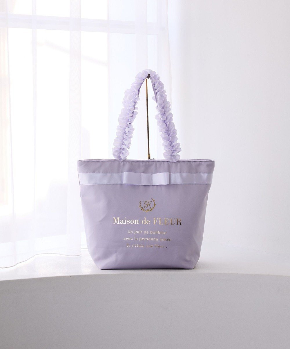 【メゾンドフルール/Maison de FLEUR】のブランドロゴフリルハンドルトートMバッグ インテリア・キッズ・メンズ・レディースファッション・服の通販 founy(ファニー) 　ファッション　Fashion　レディースファッション　WOMEN　バッグ　Bag　アンティーク　Antique　サテン　Satin　ストライプ　Stripe　フェミニン　Feminine　フラワー　Flower　フロント　Front　プリント　Print　ポケット　Pocket　リボン　Ribbon　エレガント 上品　Elegant　ビジネス 仕事 通勤　Business　Lilac|ID: prp329100004541545 ipo3291000000032270790