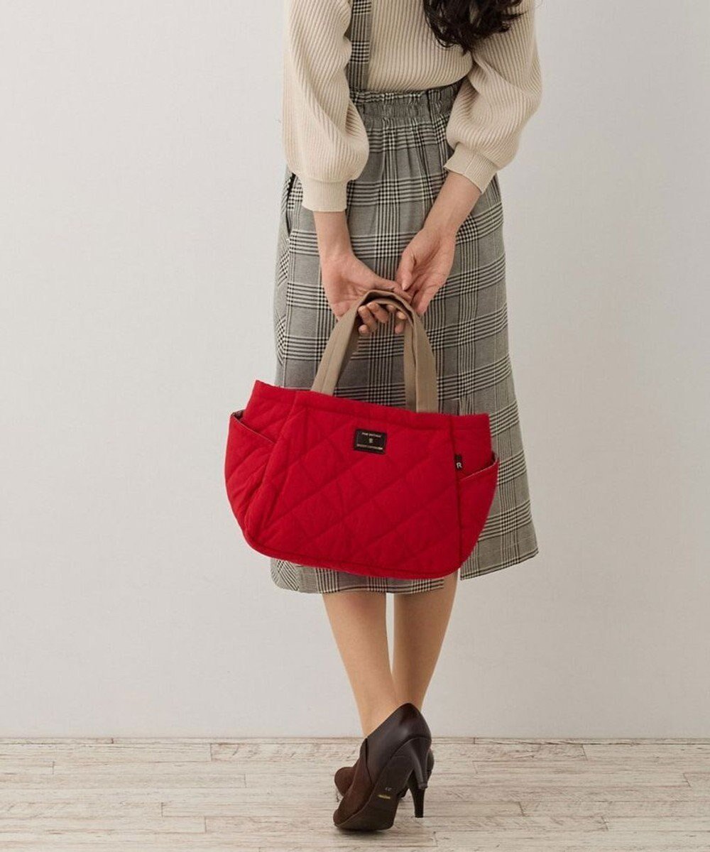 【ルートート/ROOTOTE】の1332【仕切り+自立+撥水】LT.デリ.パルーティ.キルト-C インテリア・キッズ・メンズ・レディースファッション・服の通販 founy(ファニー) 　ファッション　Fashion　レディースファッション　WOMEN　バッグ　Bag　カメラ　Camera　キルティング　Quilting　キルト　Quilt　シンプル　Simple　ハンド　Hand　フォルム　Form　プリント　Print　ボックス　Box　ポケット　Pocket　ランダム　Random　NEW・新作・新着・新入荷　New Arrivals　04:レッド|ID: prp329100004541563 ipo3291000000032088239