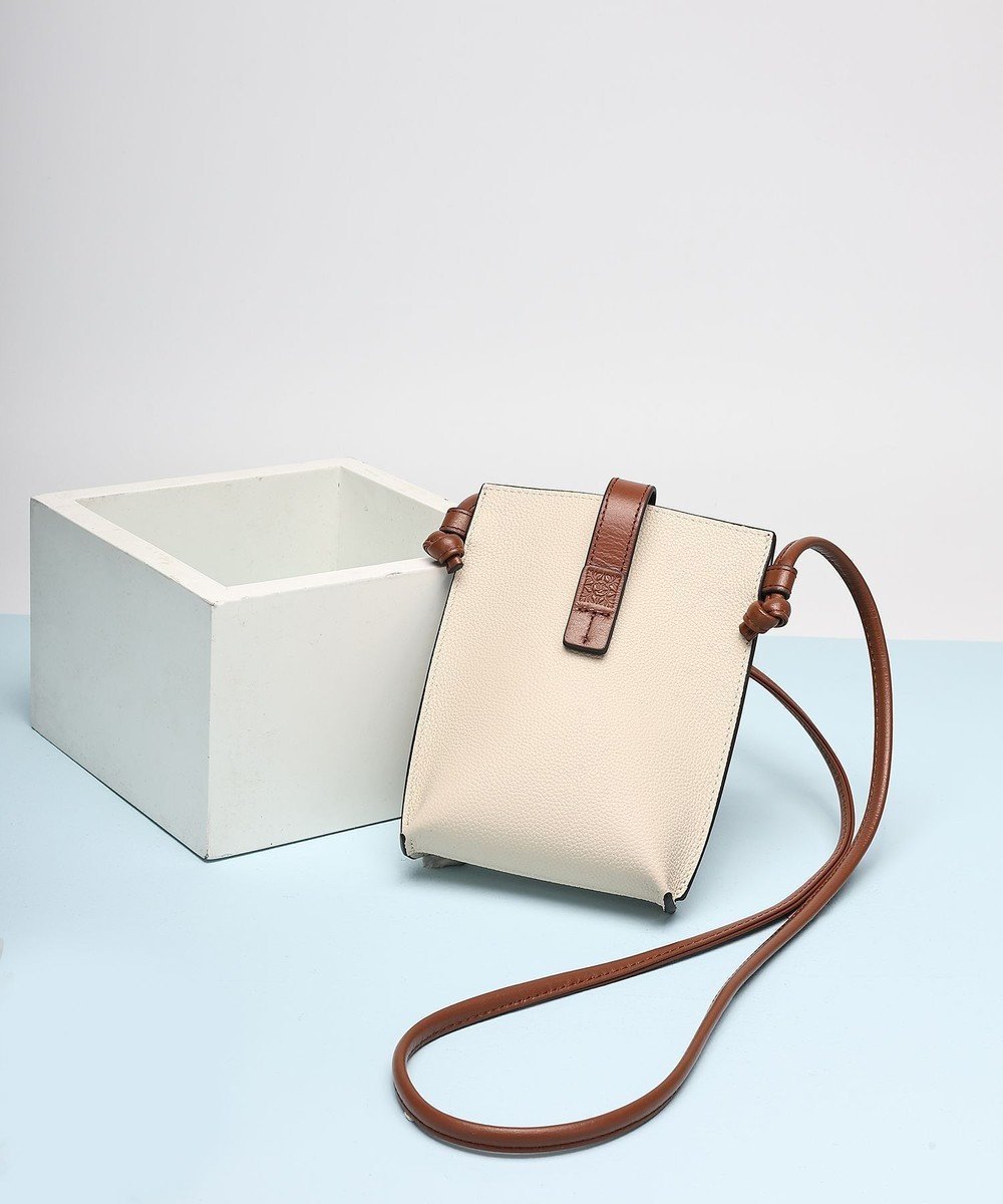 【スタイルコード/STYLE CODE】の【PADMA/パドマ】ベルトデザイン シュリンクレザーマルチポシェット 人気、トレンドファッション・服の通販 founy(ファニー) 　ファッション　Fashion　レディースファッション　WOMEN　ベルト　Belts　軽量　Lightweight　シンプル　Simple　スタイリッシュ　Stylish　スマホ　Smartphone　人気　Popularity　ハンカチ　Handkerchief　ハンドバッグ　Handbag　フォーマル　Formal　ボックス　Box　ポケット　Pocket　ポシェット　Pochette　リップ　Lip　おすすめ　Recommend　旅行　Travel　エレガント 上品　Elegant　セレモニー　Ceremony　クリスマス X'mas　Christmas Xmas　ギフト プレゼント　Gift Present　入学式　Entrance Ceremony　卒業式　Graduation Ceremony　結婚式　Wedding Ceremony　ビジネス 仕事 通勤　Business　 other-1|ID: prp329100004544086 ipo3291000000032268760