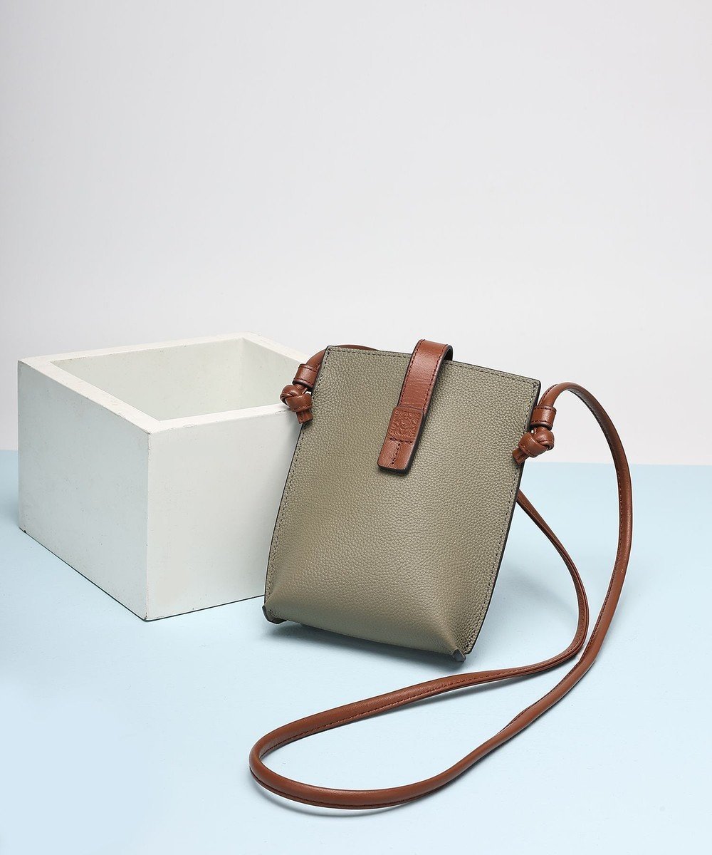 【スタイルコード/STYLE CODE】の【PADMA/パドマ】ベルトデザイン シュリンクレザーマルチポシェット インテリア・キッズ・メンズ・レディースファッション・服の通販 founy(ファニー) 　ファッション　Fashion　レディースファッション　WOMEN　ベルト　Belts　軽量　Lightweight　シンプル　Simple　スタイリッシュ　Stylish　スマホ　Smartphone　人気　Popularity　ハンカチ　Handkerchief　ハンドバッグ　Handbag　フォーマル　Formal　ボックス　Box　ポケット　Pocket　ポシェット　Pochette　リップ　Lip　おすすめ　Recommend　旅行　Travel　エレガント 上品　Elegant　セレモニー　Ceremony　クリスマス X'mas　Christmas Xmas　ギフト プレゼント　Gift Present　入学式　Entrance Ceremony　卒業式　Graduation Ceremony　結婚式　Wedding Ceremony　ビジネス 仕事 通勤　Business　オリーブ|ID: prp329100004544086 ipo3291000000032268763