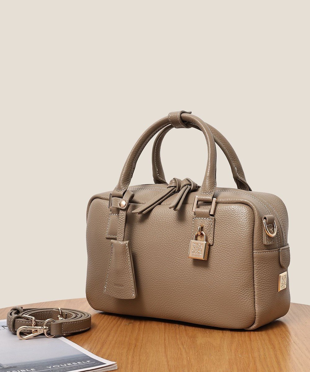 【スタイルコード/STYLE CODE】の【PADMA/パドマ】 キーチャーム付 本革ボストンバッグ インテリア・キッズ・メンズ・レディースファッション・服の通販 founy(ファニー) 　ファッション　Fashion　レディースファッション　WOMEN　バッグ　Bag　コンパクト　Compact　ショルダー　Shoulder　シンプル　Simple　チャーム　Charm　トレンド　Trend　ハンドバッグ　Handbag　フェイス　Face　フォルム　Form　ベーシック　Basic　ボストンバッグ　Boston Bag　エレガント 上品　Elegant　グレージュ|ID: prp329100004544096 ipo3291000000032268789