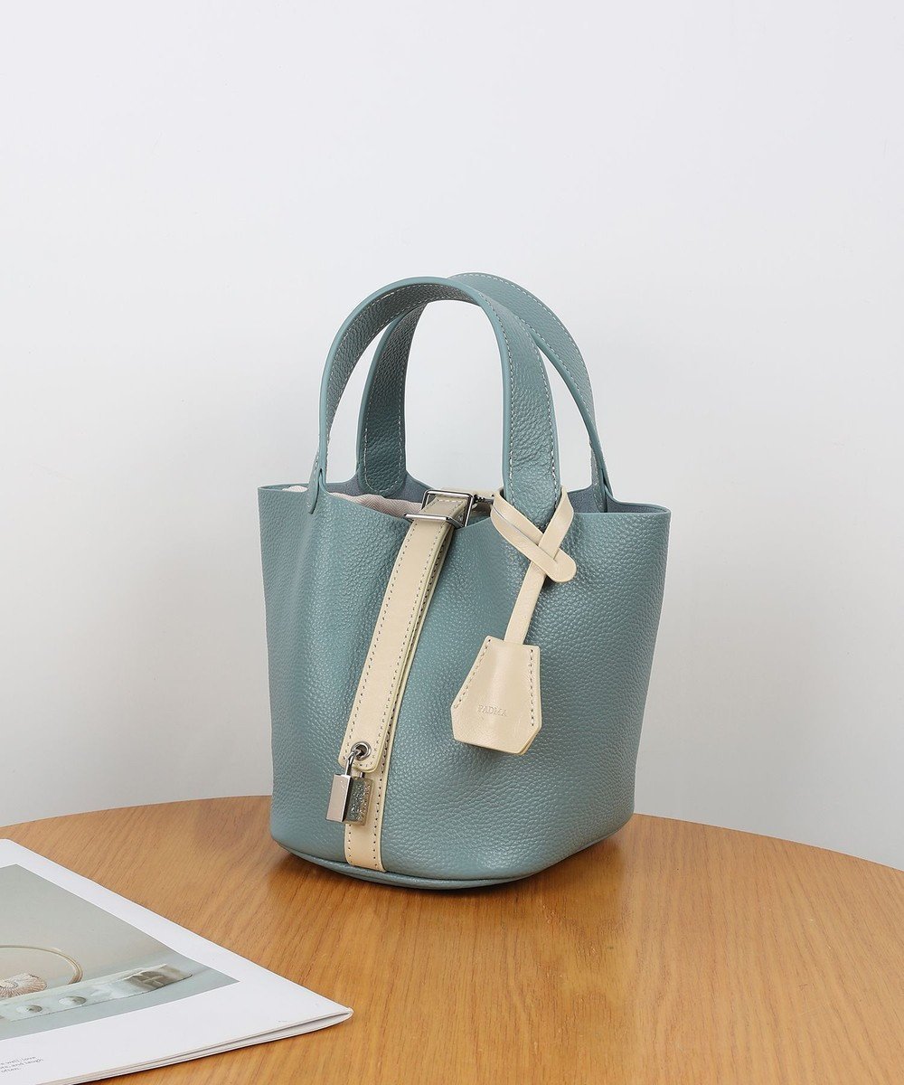【スタイルコード/STYLE CODE】の【PADMA/パドマ】 キーチャーム付 本革ミニトートバッグ インテリア・キッズ・メンズ・レディースファッション・服の通販 founy(ファニー) 　ファッション　Fashion　レディースファッション　WOMEN　バッグ　Bag　インナー　Inner　コンパクト　Compact　巾着　Purse　シンプル　Simple　スタイリッシュ　Stylish　チャーム　Charm　人気　Popularity　ハンドバッグ　Handbag　フォルム　Form　フォーマル　Formal　ボックス　Box　おすすめ　Recommend　セレモニー　Ceremony　クリスマス X'mas　Christmas Xmas　ギフト プレゼント　Gift Present　入学式　Entrance Ceremony　卒業式　Graduation Ceremony　結婚式　Wedding Ceremony　ビジネス 仕事 通勤　Business　ブルー|ID: prp329100004544100 ipo3291000000032180191
