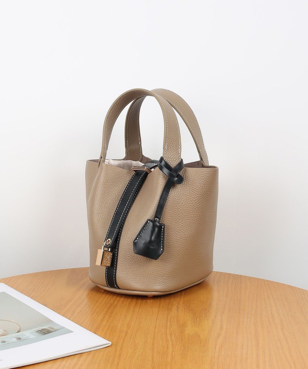 【スタイルコード/STYLE CODE】の【PADMA/パドマ】 キーチャーム付 本革ミニトートバッグ インテリア・キッズ・メンズ・レディースファッション・服の通販 founy(ファニー) 　ファッション　Fashion　レディースファッション　WOMEN　バッグ　Bag　インナー　Inner　コンパクト　Compact　巾着　Purse　シンプル　Simple　スタイリッシュ　Stylish　チャーム　Charm　人気　Popularity　ハンドバッグ　Handbag　フォルム　Form　フォーマル　Formal　ボックス　Box　おすすめ　Recommend　セレモニー　Ceremony　クリスマス X'mas　Christmas Xmas　ギフト プレゼント　Gift Present　入学式　Entrance Ceremony　卒業式　Graduation Ceremony　結婚式　Wedding Ceremony　ビジネス 仕事 通勤　Business　グレージュ|ID: prp329100004544100 ipo3291000000032180194