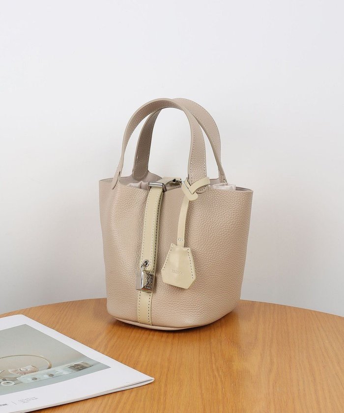 【スタイルコード/STYLE CODE】の【PADMA/パドマ】 キーチャーム付 本革ミニトートバッグ インテリア・キッズ・メンズ・レディースファッション・服の通販 founy(ファニー) https://founy.com/ ファッション Fashion レディースファッション Fashion for Women バッグ Bags インナー Innerwear コンパクト Compact, Small Size 巾着 Drawstring Bag, Kinchaku シンプル Simple, Minimal スタイリッシュ Stylish, Fashionable チャーム Charm, Pendant 人気 Popular, Best Seller フォルム Silhouette, Form フォーマル Formal, Dressy ボックス Boxy, Box Shape おすすめ Recommended / Our Picks セレモニー Ceremony クリスマス X'mas Christmas / X'mas ギフト プレゼント Gift / Present 入学式 Entrance Ceremony 卒業式 Graduation Ceremony 結婚式 Wedding ビジネス 仕事 通勤 Business / Work / Commuting |ID: prp329100004544100 ipo3291000000033665920