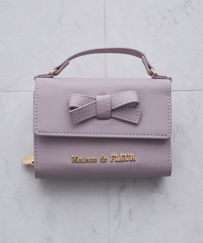 【メゾンドフルール/Maison de FLEUR】のハンドル付きリボンウォレット インテリア・キッズ・メンズ・レディースファッション・服の通販 founy(ファニー) https://founy.com/ ファッション Fashion レディースファッション Fashion for Women ミニ財布・二つ折り財布 Wallets & Card Cases おすすめ Recommended / Our Picks ギフト プレゼント Gift / Present コイン Coin, Coin Design コンパクト Compact, Small Size ポケット Pocket, Pocket Detail メタル Metal, Metal Parts ラウンド Round, Round Neck リボン Ribbon, Bow 財布 Wallet, Purse |ID: prp329100004544124 ipo3291000000032603399