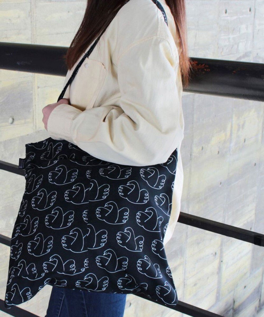 【ルートート/ROOTOTE】の6453【A4サイズ収納】RO.トール.フラット.モダン-A インテリア・キッズ・メンズ・レディースファッション・服の通販 founy(ファニー) 　ファッション　Fashion　レディースファッション　Ladies' Fashion Online　バッグ　Bag　カメラ　Camera　コンパクト　Compact　軽量　Lightweight　財布　Wallet　ネコ　Cat　フラット　Flat　プリント　Print　ポケット　Pocket　モダン　Modern　モノトーン　Monotone　ランダム　Random　NEW・新作・新着・新入荷　New Arrivals　02:ブラックスワン|ID: prp329100004548083 ipo3291000000032676393