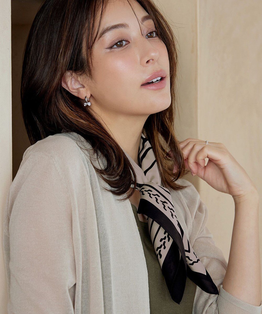 【ティアクラッセ/Tiaclasse】の【小倉優子さん着用・選べる柄タイプ】大判スカーフ インテリア・キッズ・メンズ・レディースファッション・服の通販 founy(ファニー) 　ファッション　Fashion　レディースファッション　Fashion for Women　アクセサリー　Fashion Accessories　エレガント 上品　Elegant　オケージョン　Occasion Wear　カーディガン　Cardigan, Knitwear　サテン　Satin, Glossy Fabric　ショール　Shawl, Wrap　シルク　Silk, 100% Silk　シンプル　Simple, Minimal　スカーフ　Scarf, Neckwear　ストール　Stole, Wrap　チュニック　Tunic, Long Top　なめらか　Smooth, Silky Texture　フェミニン　Feminine, Girly　リボン　Ribbon, Bow　A/W・秋冬　Autumn/Winter　S/S・春夏　SS, Spring/Summer, Warm Season　再入荷　Restock / Back in Stock　夏　Summer　ギフト プレゼント　Gift / Present　入学式　Entrance Ceremony　卒業式　Graduation Ceremony　新作・新入荷　New Arrivals / New In　結婚式　Wedding　Cオフホワイト|ID: prp329100004548614 ipo3291000000032145786