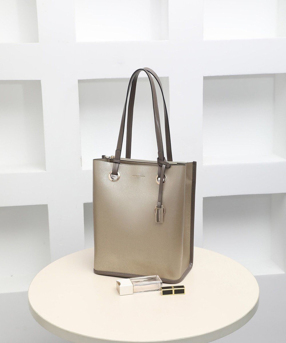 【スタイルコード/STYLE CODE】の【MERCURYDUO/マーキュリーデュオ】メタルアイレット 縦長トートバッグ 推し活ラージバッグ 縦長ショルダーバッグ インテリア・キッズ・メンズ・レディースファッション・服の通販 founy(ファニー) 　ファッション　Fashion　レディースファッション　Fashion for Women　バッグ　Bags　フェミニン　Feminine, Girly　フォーマル　Formal, Dressy　ポケット　Pocket, Pocket Detail　再入荷　Restock / Back in Stock　エレガント 上品　Elegant　ゴールド|ID: prp329100004548975 ipo3291000000034177977