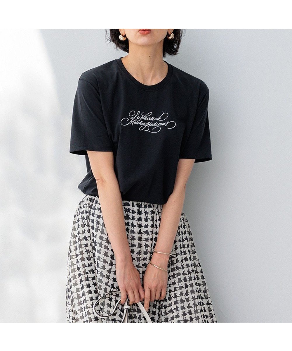 【23区/NIJYUSANKU】の【井波麻里衣さんコラボ】カリグラフィー 刺繍 Tシャツ インテリア・キッズ・メンズ・レディースファッション・服の通販 founy(ファニー) 　ファッション　Fashion　レディースファッション　Fashion for Women　トップス・カットソー　Cut & Sew Tops　シャツ・ブラウス・オフィスカジュアル　Elegant Blouses & Button-Ups　ロングTシャツ・Tシャツ　Longline T-Shirts & Tees　カットソー・ベーシックTシャツ　Cut-and-Sewn Tops / Stretch Tees & Basics　春　Spring　カットソー　Cut and Sewn Top　コラボ　Collaboration, Collab　手描き　Hand-Drawn, Illustrated　プリント　Print, Printed Pattern　モチーフ　Motif, Design Theme　S/S・春夏　SS, Spring/Summer, Warm Season　夏　Summer　2024年　2024　2024春夏・S/S　Spring/Summer 2024 SS24　ブラック×フロスト|ID: prp329100004549397 ipo3291000000032653990