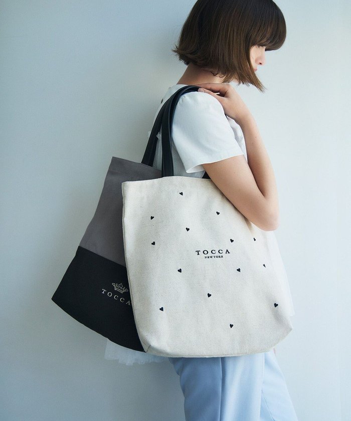 【トッカ/TOCCA】の【A4サイズ対応】CITTA CARINA TOTEBAG トートバッグ インテリア・キッズ・メンズ・レディースファッション・服の通販 founy(ファニー) https://founy.com/ ファッション Fashion レディースファッション Fashion for Women バッグ Bags 冬 Winter / This Winter キャンバス Canvas, Canvas Fabric クラウン Crown, Royal Motif フロント Front, Front Design ポケット Pocket, Pocket Detail モダン Modern, Contemporary リュクス Luxury, Elegant, High-End, Chic ワンポイント One Point, Statement Accent A/W・秋冬 Autumn/Winter 財布 Wallet, Purse ビジネス 仕事 通勤 Business / Work / Commuting |ID: prp329100004551945 ipo3291000000032171281