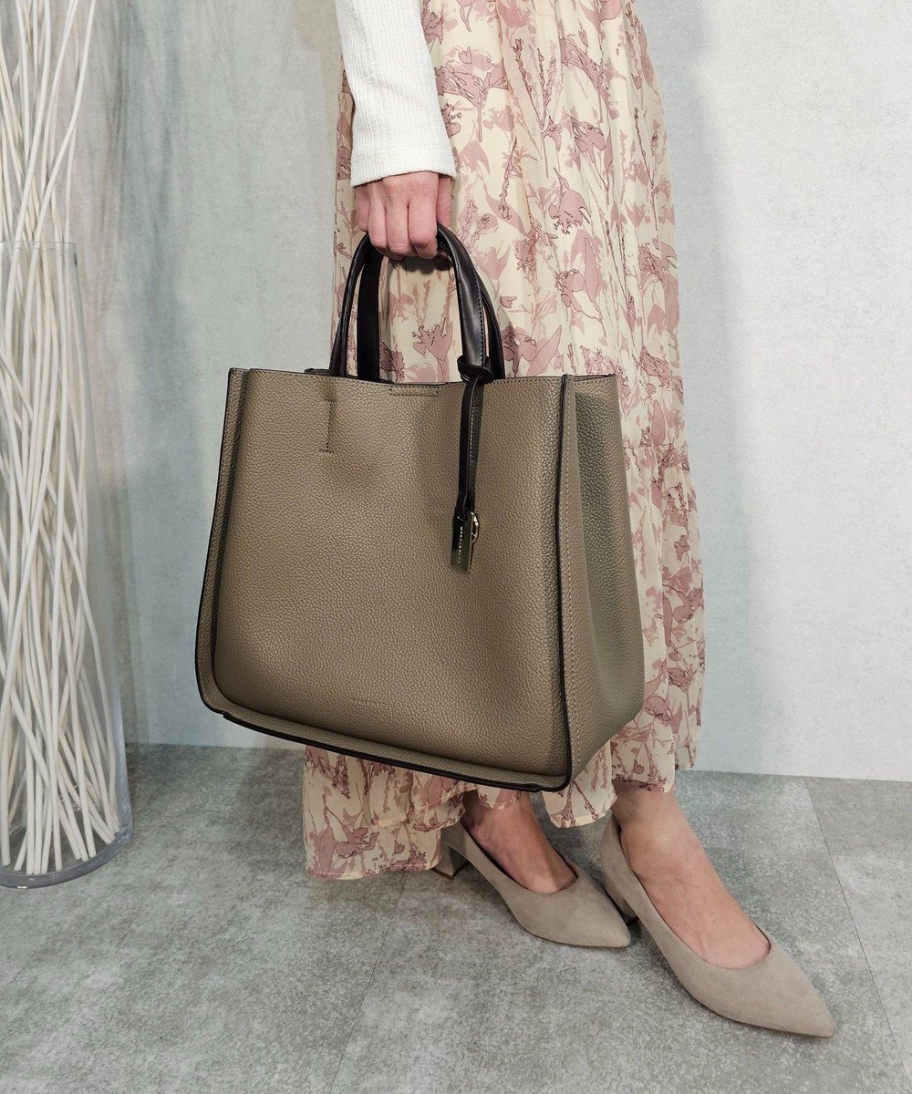 【スタイルコード/STYLE CODE】の【MERCURYDUO/マーキュリーデュオ】ラージポケット 2WAY ラージトートバッグ キーリングチャーム付き インテリア・キッズ・メンズ・レディースファッション・服の通販 founy(ファニー) 　ファッション　Fashion　レディースファッション　WOMEN　バッグ　Bag　ショルダー　Shoulder　シンプル　Simple　ハンド　Hand　ハンドバッグ　Handbag　フェミニン　Feminine　マグネット　Magnet　再入荷　Restock/Back In Stock/Re Arrival　エレガント 上品　Elegant　ビジネス 仕事 通勤　Business　ベージュ|ID: prp329100004553056 ipo3291000000032330679