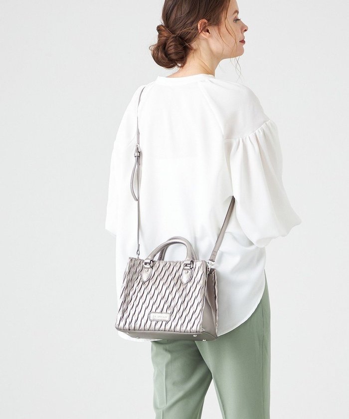 【ラ バガジェリー/LA BAGAGERIE】のランダムプリーツ2WAYハンドバッグ インテリア・キッズ・メンズ・レディースファッション・服の通販 founy(ファニー) https://founy.com/ ファッション Fashion レディースファッション Fashion for Women バッグ Bags シンプル Simple, Minimal スマート Smart, Elegant プリーツ Pleats, Pleated ポケット Pocket, Pocket Detail マグネット Magnet, Magnetic Closure ランダム Random, Irregular |ID: prp329100004555568 ipo3291000000033643717