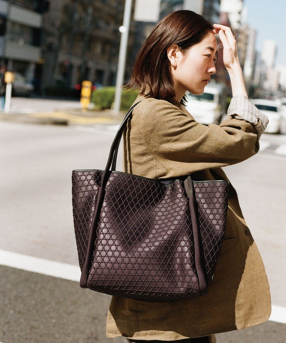 【ミヤビヤ/MIYABIYA】のLAQUOH【撥水加工】篭目柄エンボスボンディングトートL インテリア・キッズ・メンズ・レディースファッション・服の通販 founy(ファニー) ファッション Fashion レディースファッション Fashion for Women バッグ Bags シンプル Simple, Minimal パターン Pattern, Design Print ポケット Pocket, Pocket Detail ビジネス 仕事 通勤 Business / Work / Commuting チョコレート|ID: prp329100004556859 ipo3291000000033681627